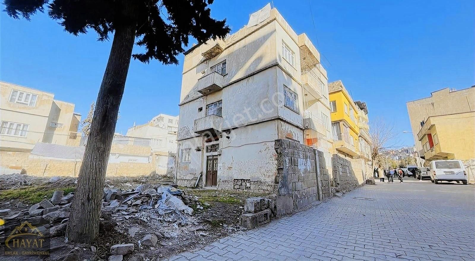 Siirt Merkez Yeni Satılık Daire Hayat Gayrimenkulden Rus Pazarı Çevresinde Satılık 4+1 Kargır Ev