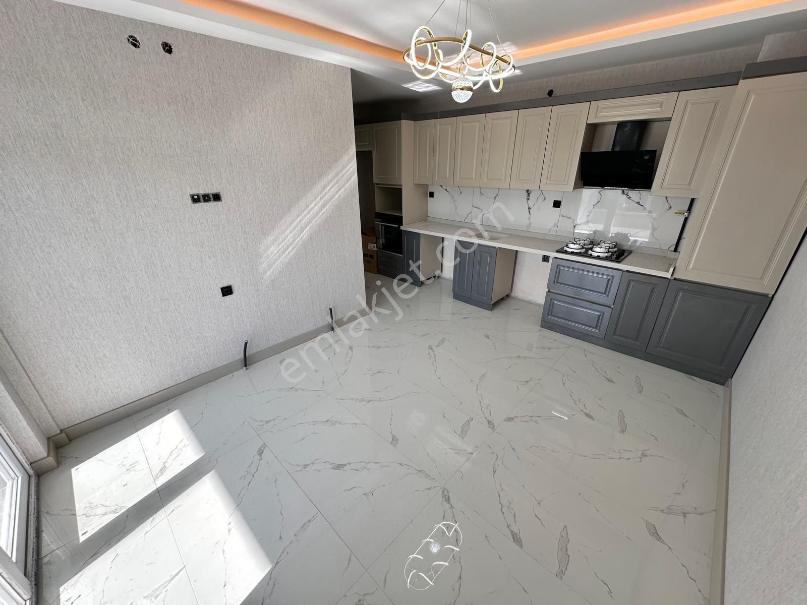 Özçeliklerden Güney Cephe Sıfır İskanlı Ara Kat 2 Banyolu 4+1