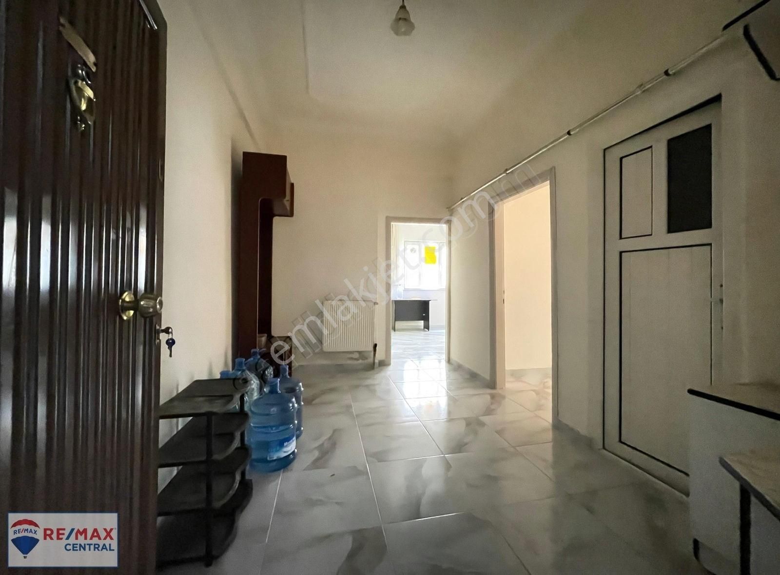 Sivas Merkez Emek Kiralık Daire Remax Central'dan Emek Mahallesi'nde Cadde Üzeri Geniş 2+1