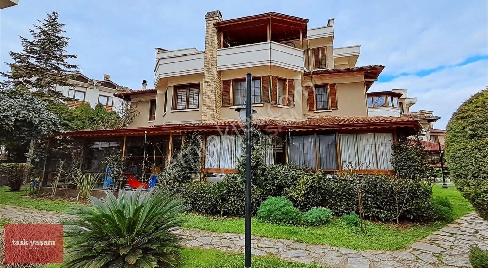 Tuzla Postane Satılık Villa Tuzla Kırmızı Evler Full Eşyalı Satılık 4+1 Lüks Triplex Villa