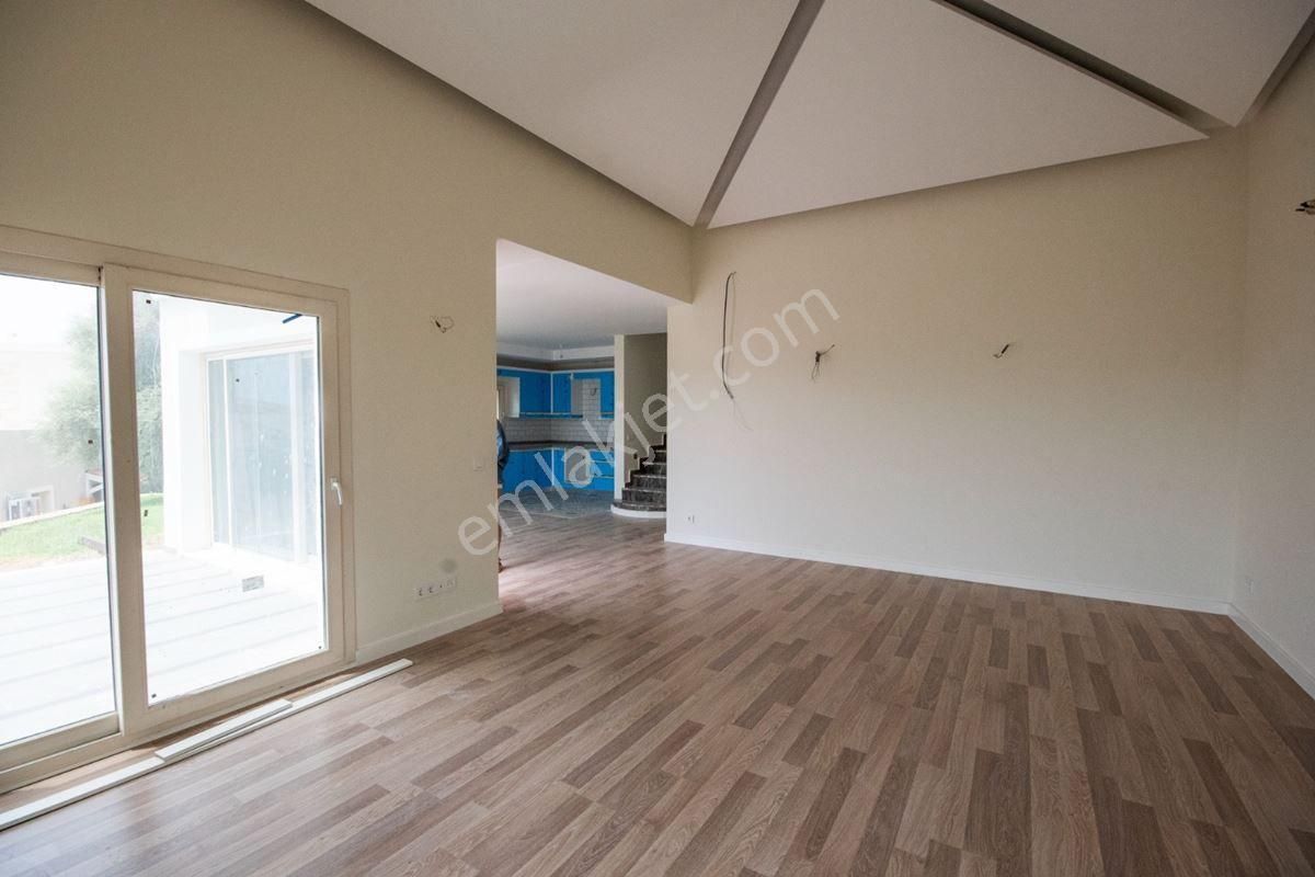 🌟 Bodrum Konacık'ta Deniz Manzaralı Havuzlu Site İçi Tripleks Villa! 🏡🌊 - Görsel 9