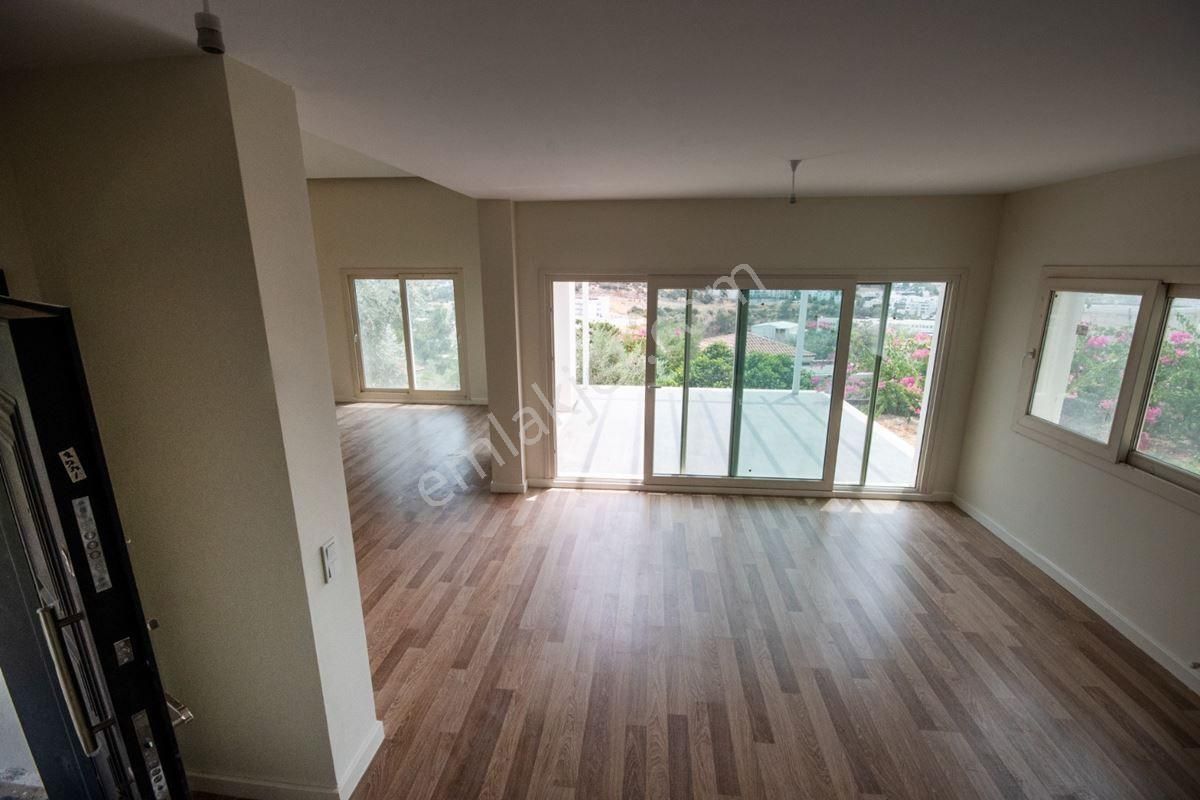 🌟 Bodrum Konacık'ta Deniz Manzaralı Havuzlu Site İçi Tripleks Villa! 🏡🌊 - Görsel 8