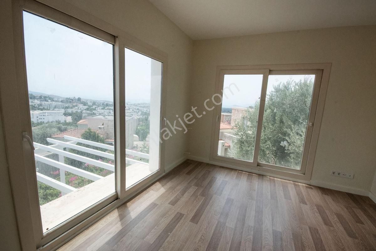 🌟 Bodrum Konacık'ta Deniz Manzaralı Havuzlu Site İçi Tripleks Villa! 🏡🌊 - Görsel 14