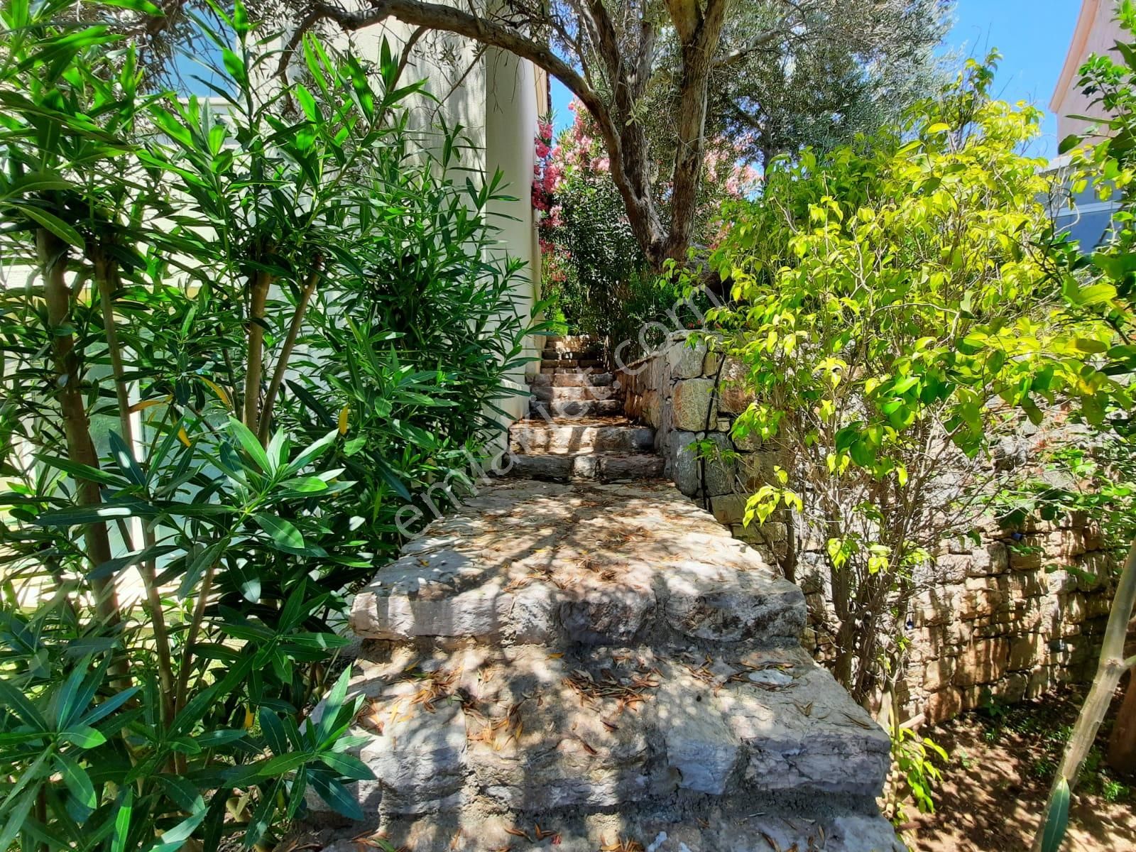 🌟 Bodrum Konacık'ta Deniz Manzaralı Havuzlu Site İçi Tripleks Villa! 🏡🌊 - Görsel 19