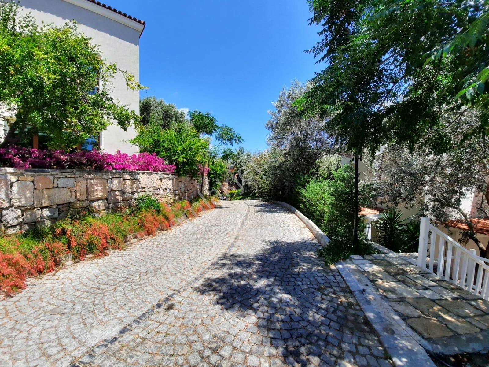 🌟 Bodrum Konacık'ta Deniz Manzaralı Havuzlu Site İçi Tripleks Villa! 🏡🌊 - Görsel 3