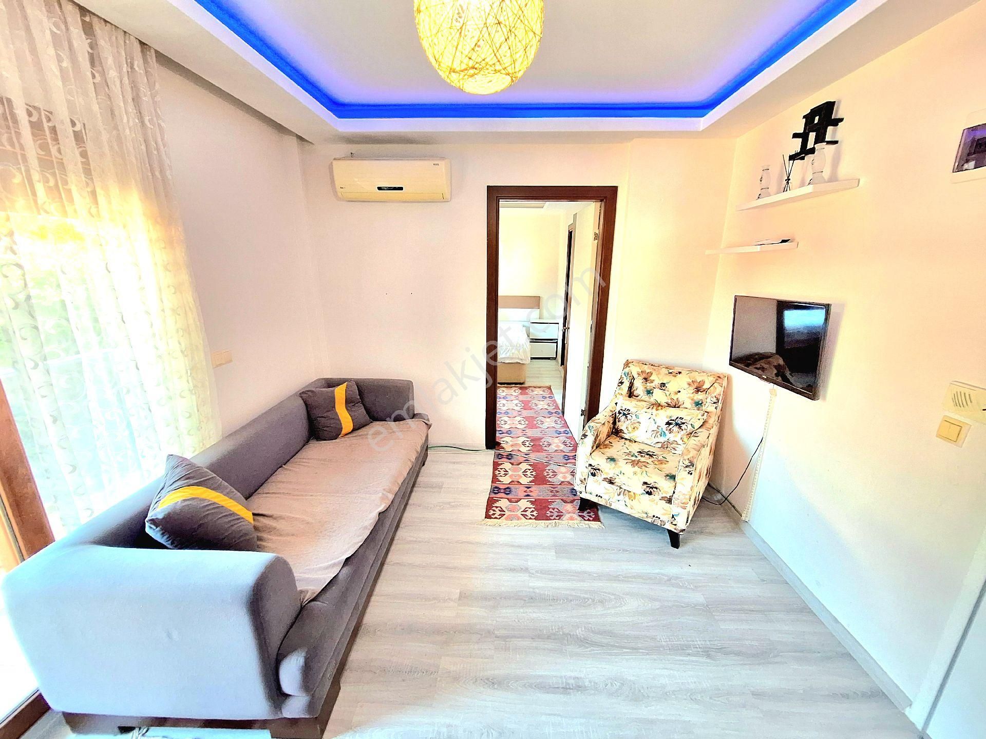 Deniz Manzaralı Kuşadası Marinaya Çarşıya Yürüyüş Mesafesinde,geniş Masrafsız 1+1 Satılık Daire