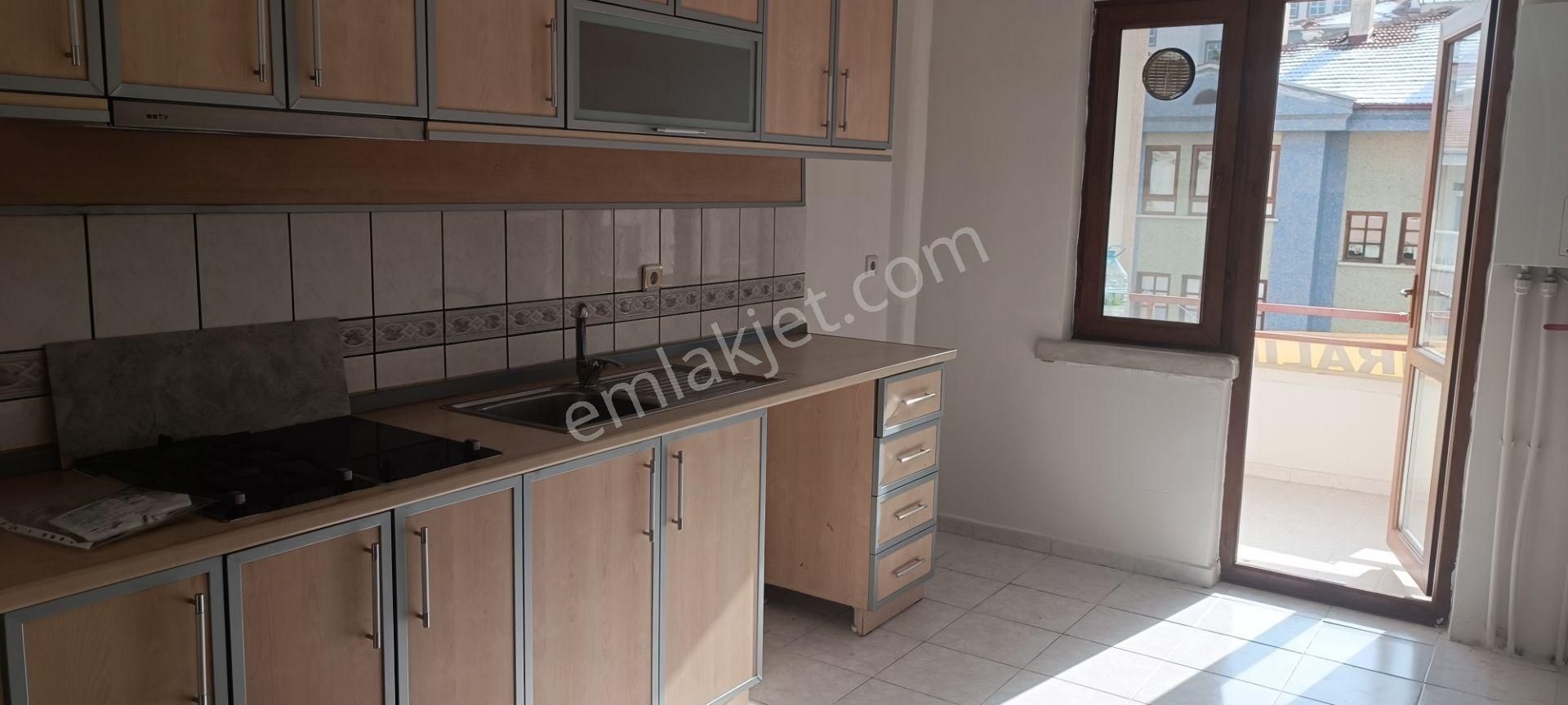 Çankaya Birlik Kiralık Daire Birlik'de 398.cd Üzeri,3+1,130m2,kombili,temiz,4 Balkonlu,önü Durak