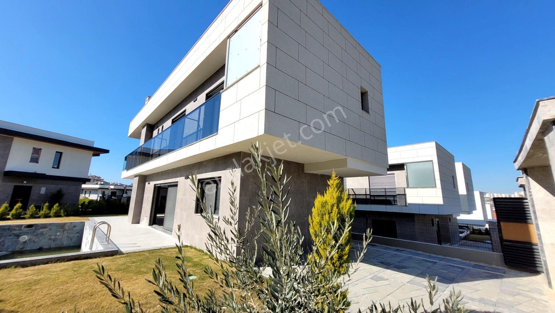 Kuşadası'nda Özel Havuzlu Akıllı Müstakil Villa
