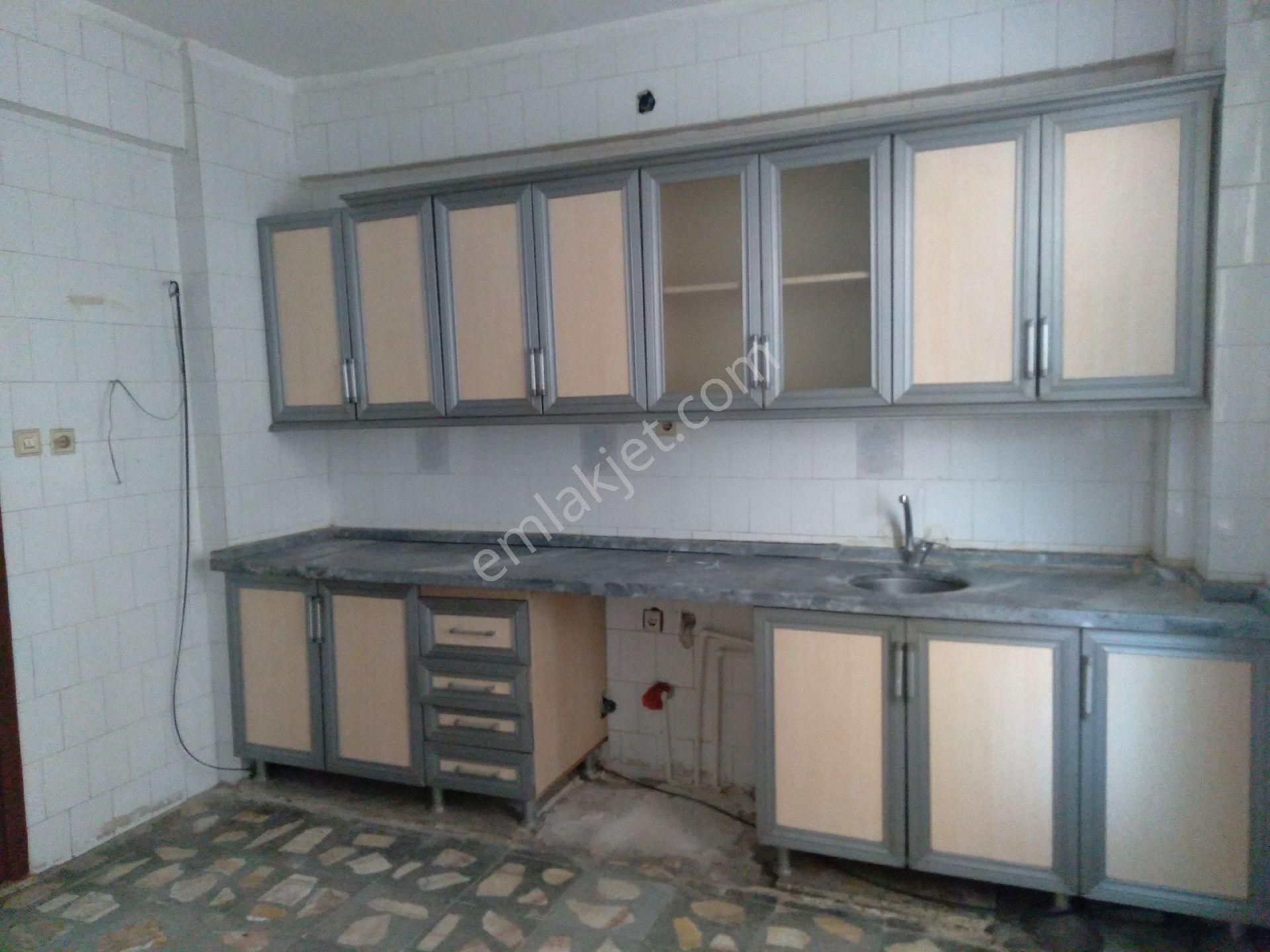 Haliliye Selahaddin Eyyübi Kiralık Daire 1 Kat 4 Oda Doğalgazlı Asansörlü 3 Balkon Merkezi Konumda Yer Almaktadır