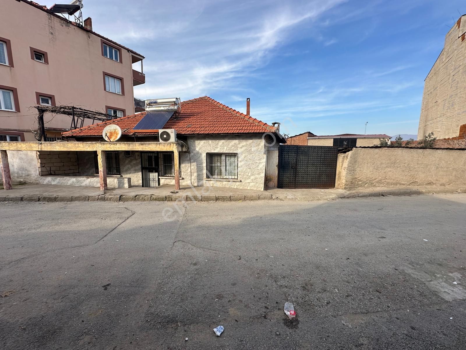 Alaşehir Yeni Satılık Daire 🏠rota Gayrimenkul' Den Yeni Mahalle'de Satılık 450 M2 Geniş Bahçeli Müstakil Ev🏠