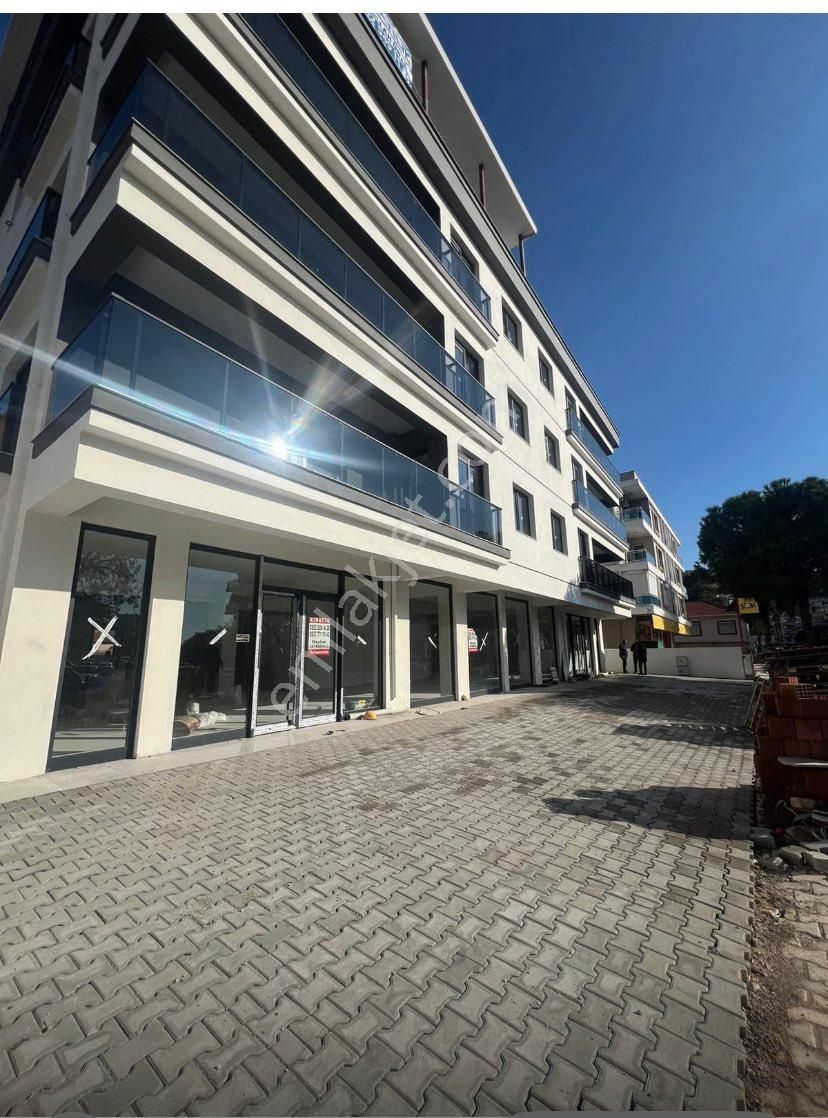 Menemen 29 Ekim Kiralık Dükkan & Mağaza 300 Metre² Ve 25 Metre² Kare Cepheli Ulukent De Cadde Üzerinde Çok Amaçlı Sıfır Dükkan