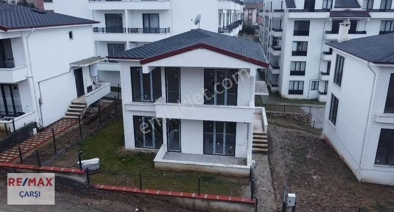 Gölcük Yeni Satılık Müstakil Ev Remax Çarşı'dan Gölcük'te Satılık Villa