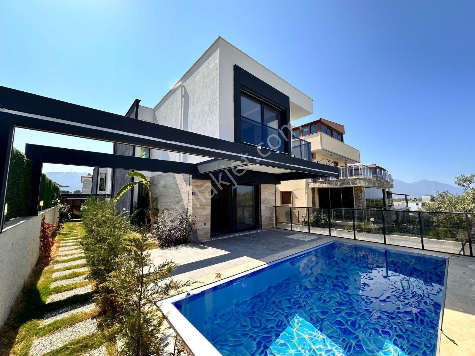 Kuşadası Soğucak Satılık Villa Özel Havuzlu Kapalı Garajlı 4+1 Triplex Villa