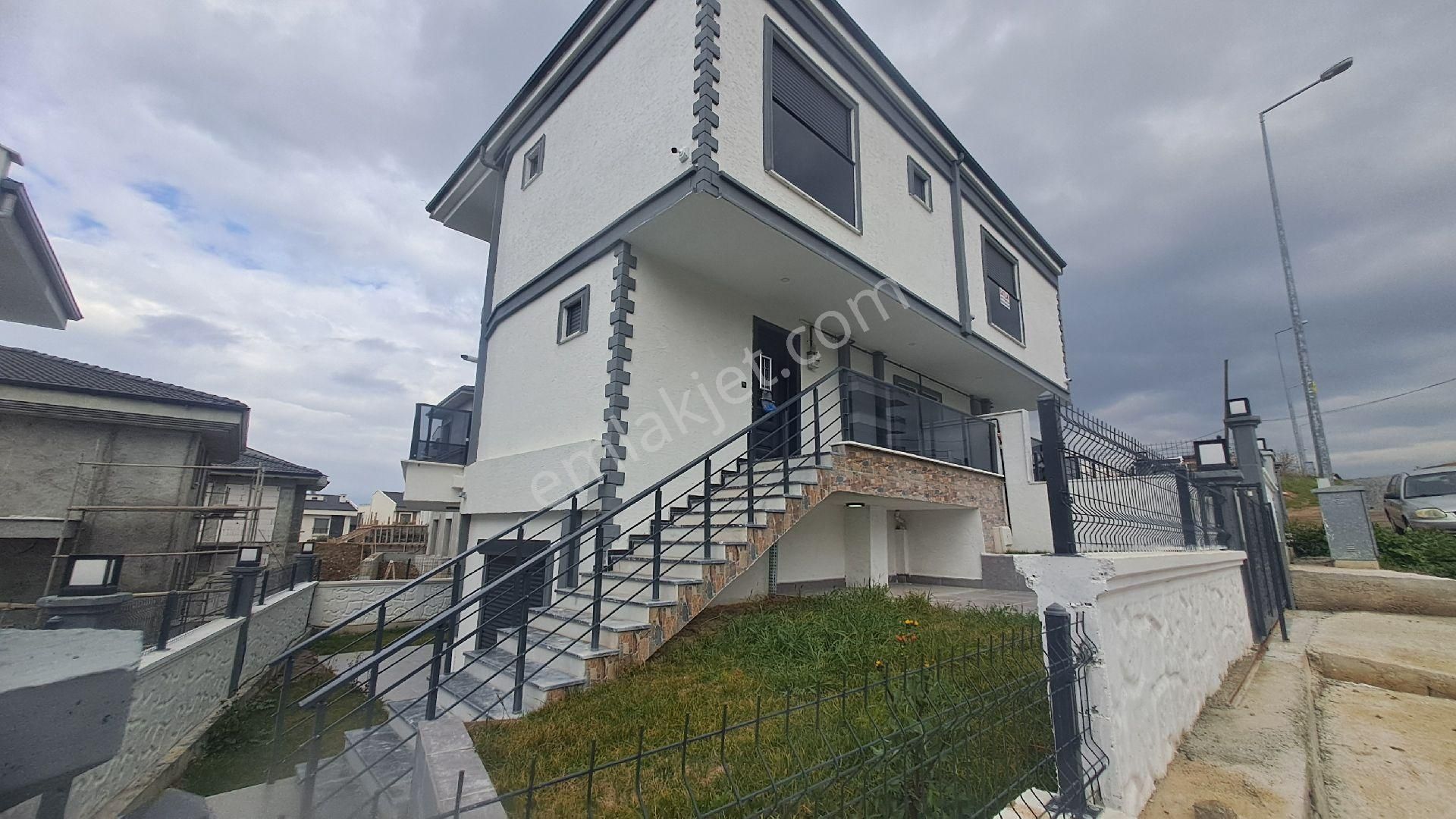 Burhaniye İskele Satılık Villa Eylül Emlak'tan Deniz Manzaralı Sırır Triplex Villa