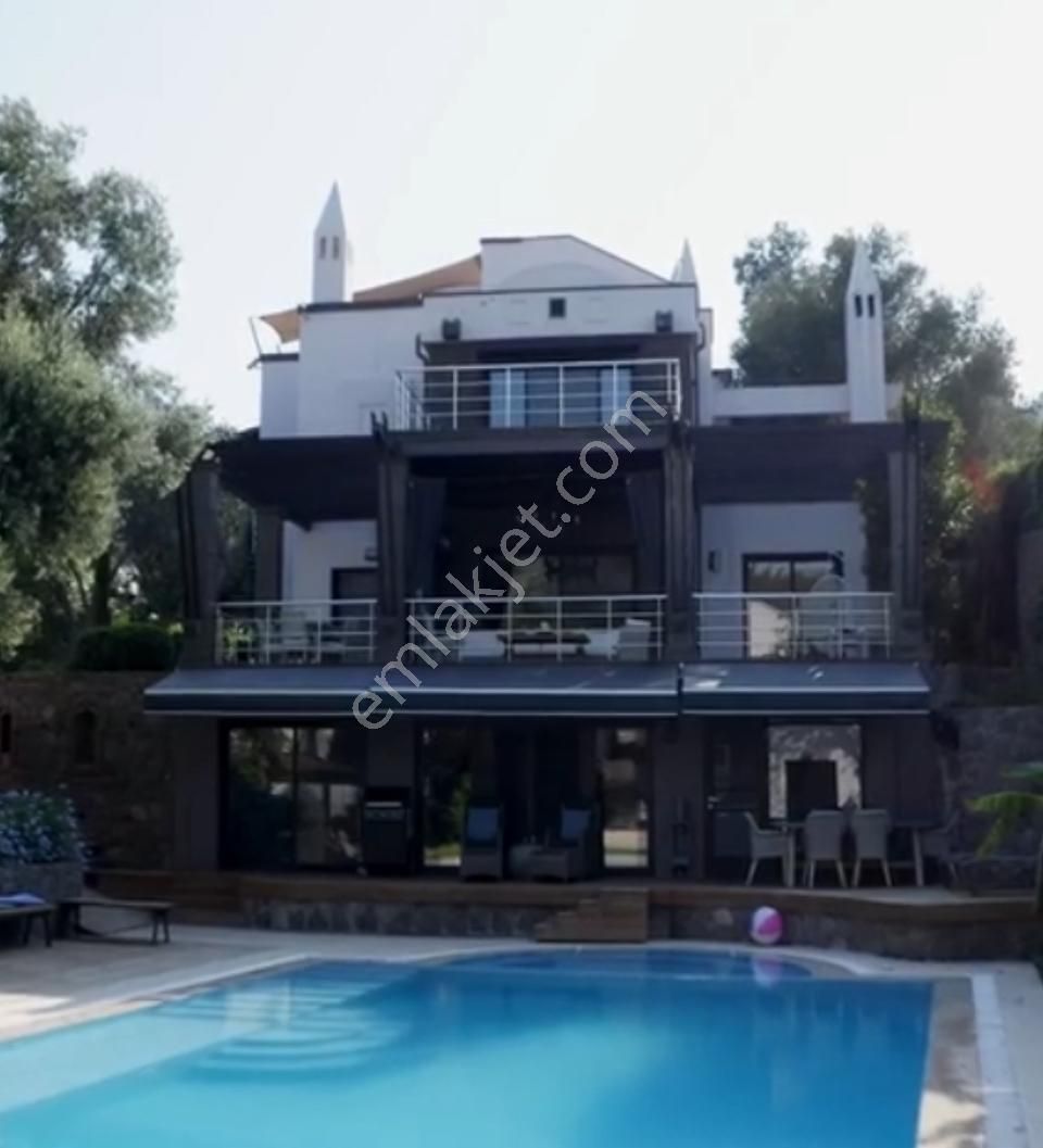 Bodrum Torba Satılık Villa Bodrum Torba Havuzlu Sitede Müstakil Tripleks Villa