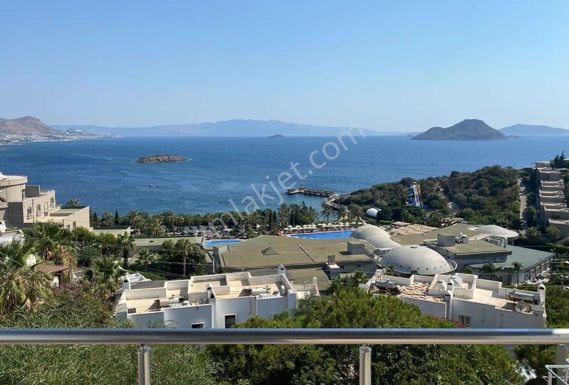 Bodrum Peksimet Satılık Villa Plajlı Sitede Bahçeli Deniz Manzaralı Tripleks Villa