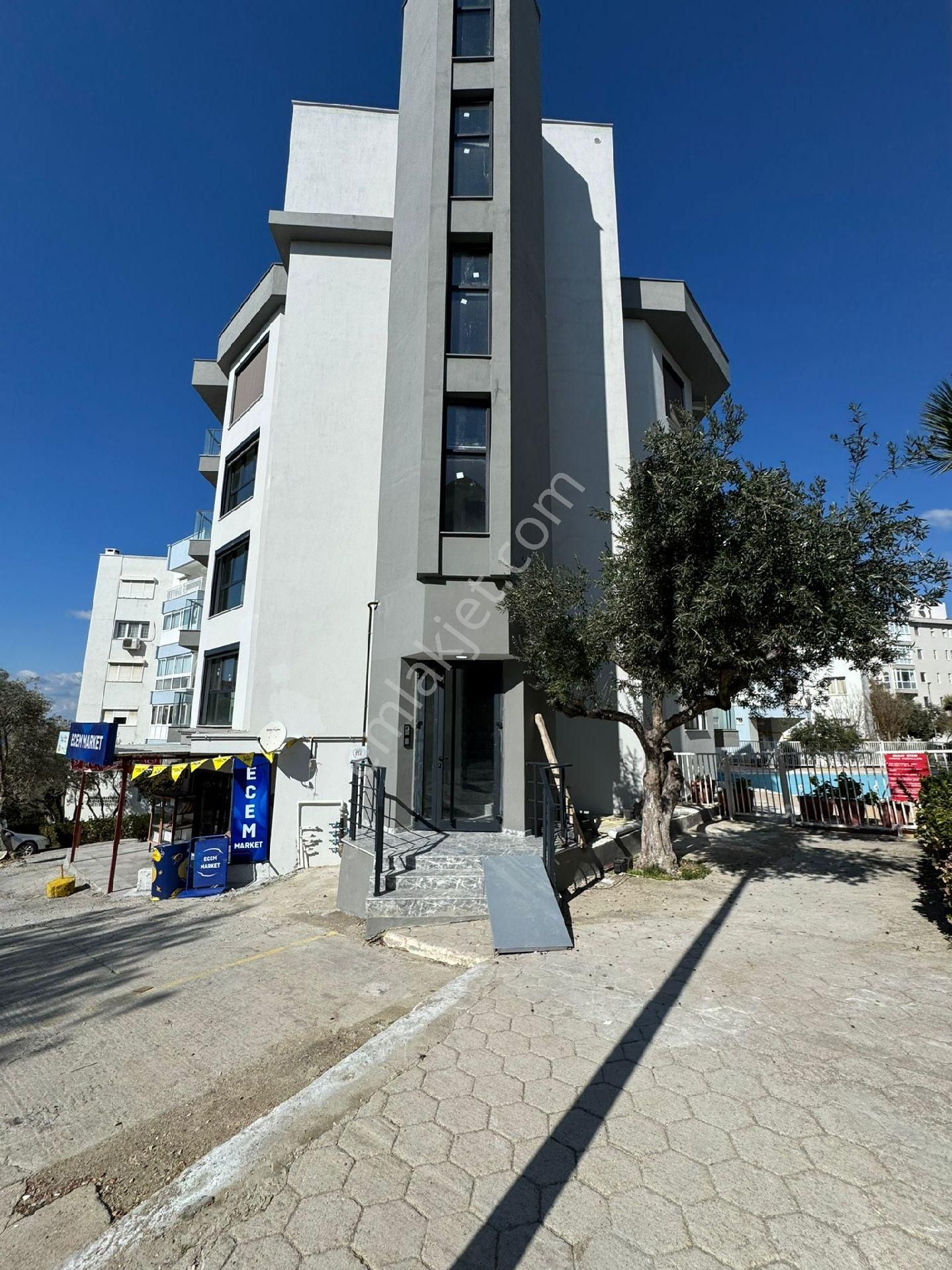 Kuşadası Ege Satılık Daire Kusadası Merkezde Ege Mahallesinde Arakat Deniz Manzaralı 3+1 130m2 Daire