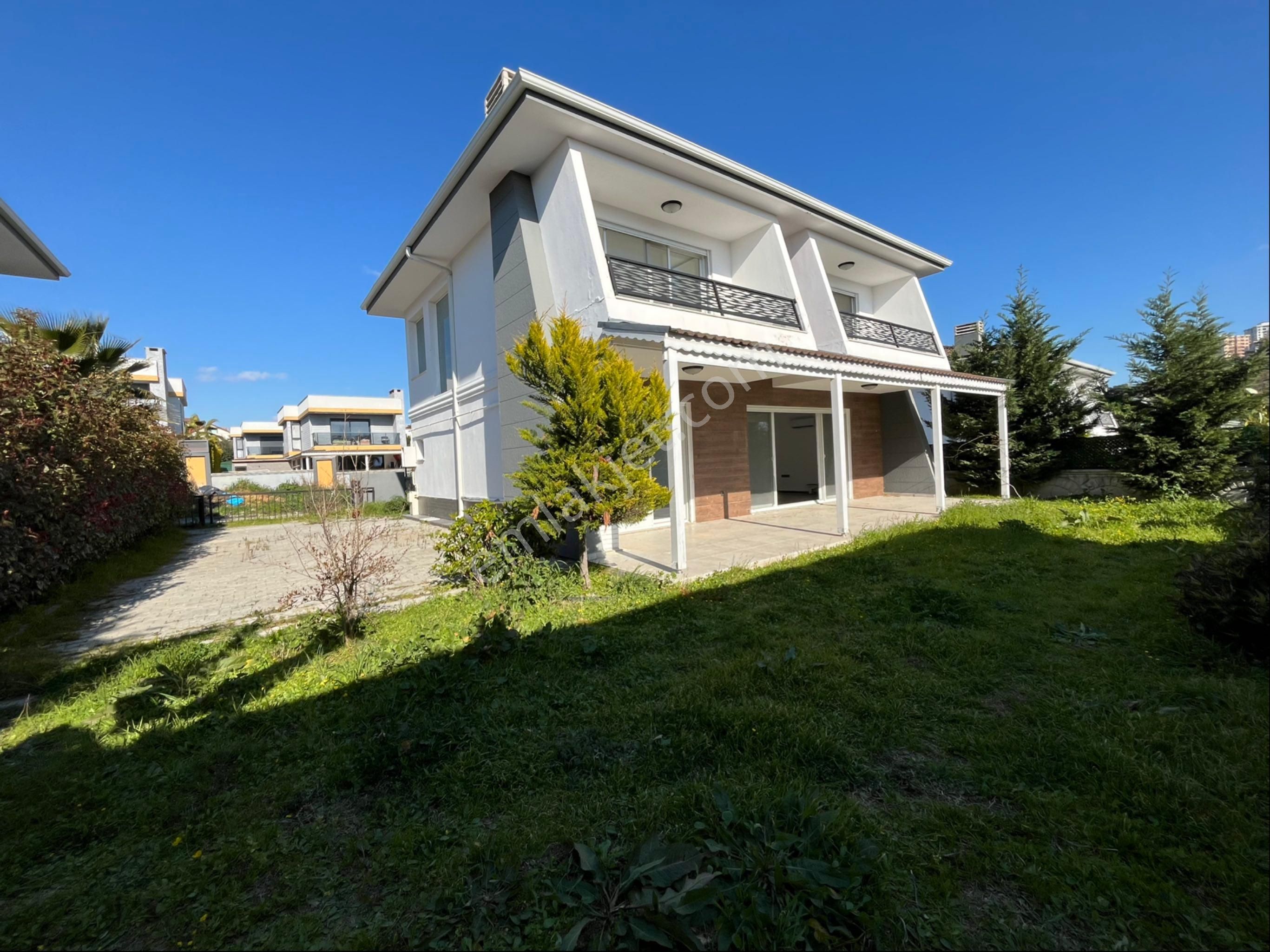 Kuşadası Yavansu Satılık Villa Kuşadası Yavansu Mevkinde 300 M2 Arsa İçinde Müstakil Villa