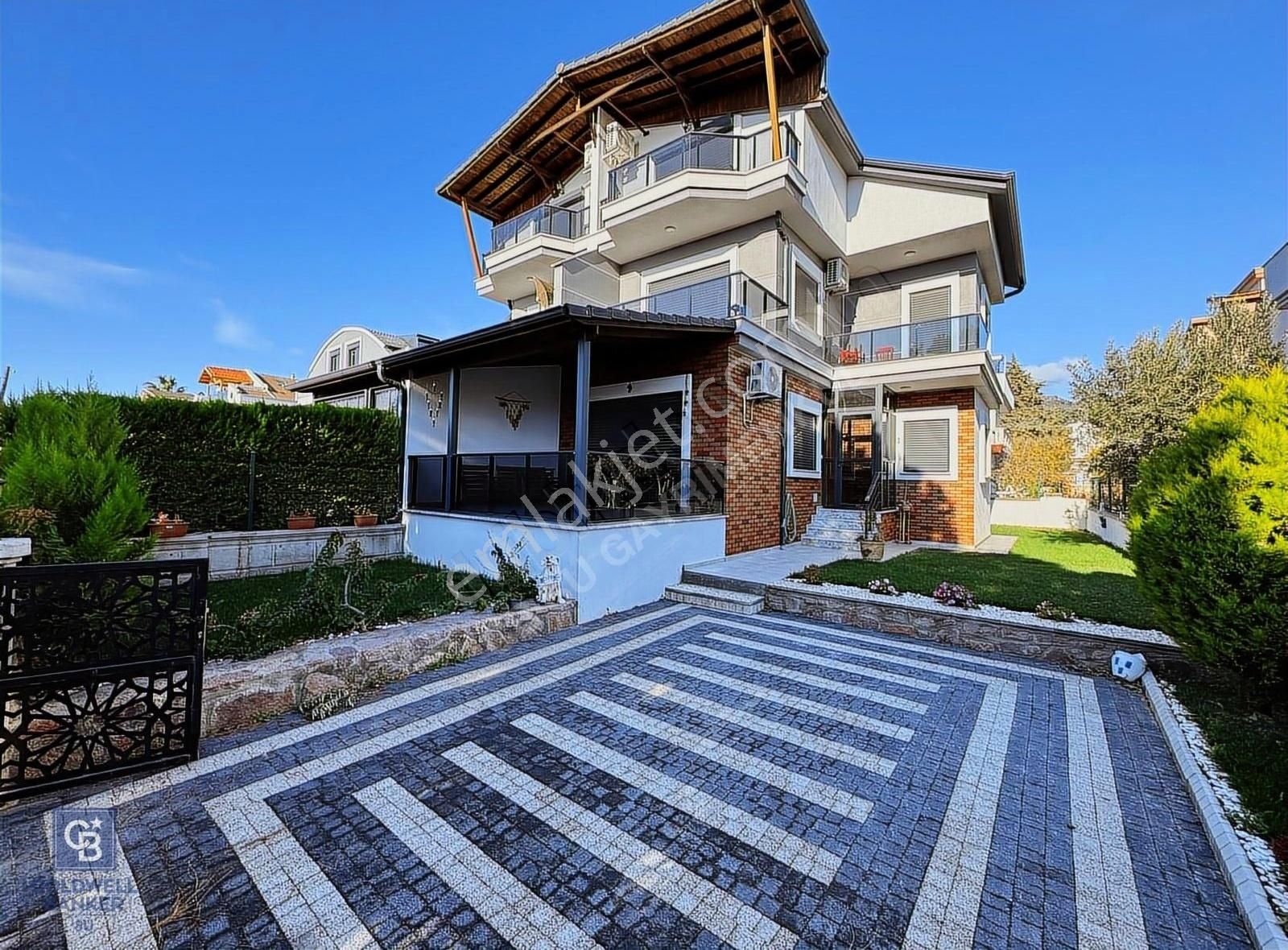 Dikili Çandarlı Satılık Villa Çandarlı'da Denize 50 M Mesafede Lüks Yapılı Villa