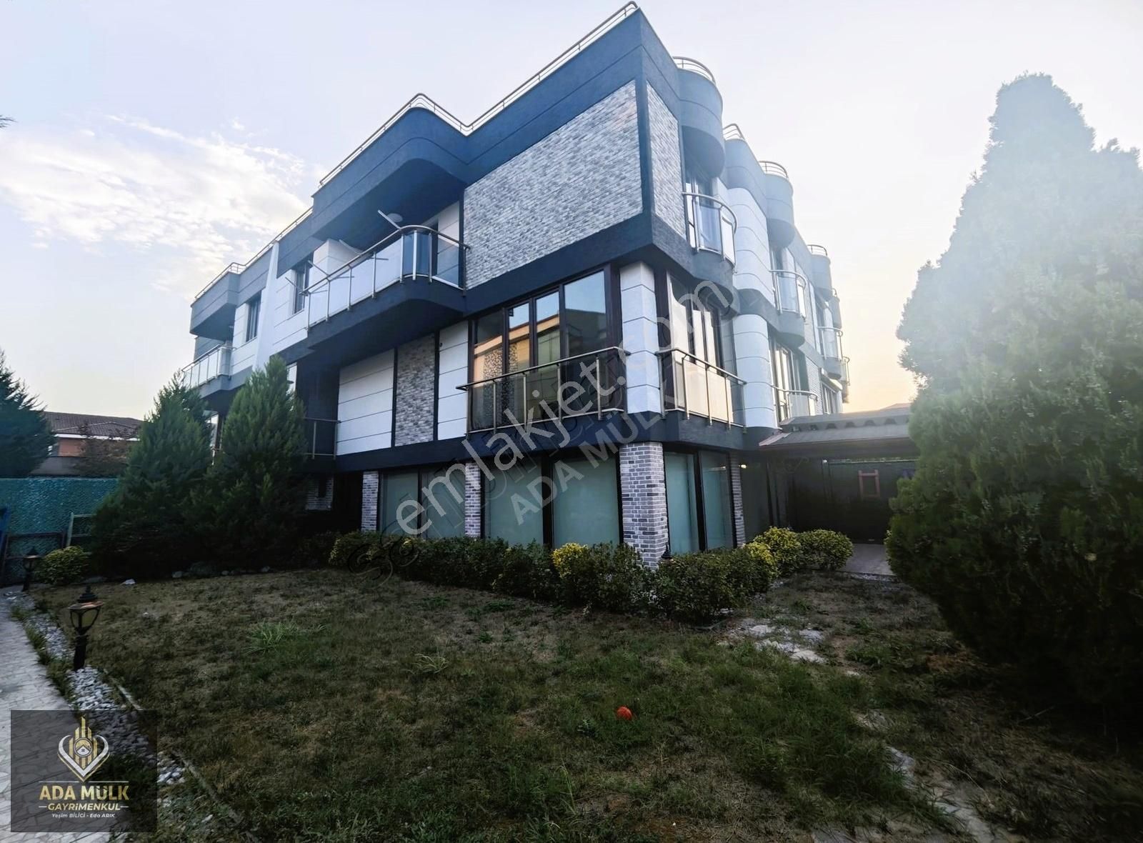 Serdivan İstiklal Satılık Villa Serdivan Trafik Park Karşısı, Asansörlü, Bahçeli Lüks Villa