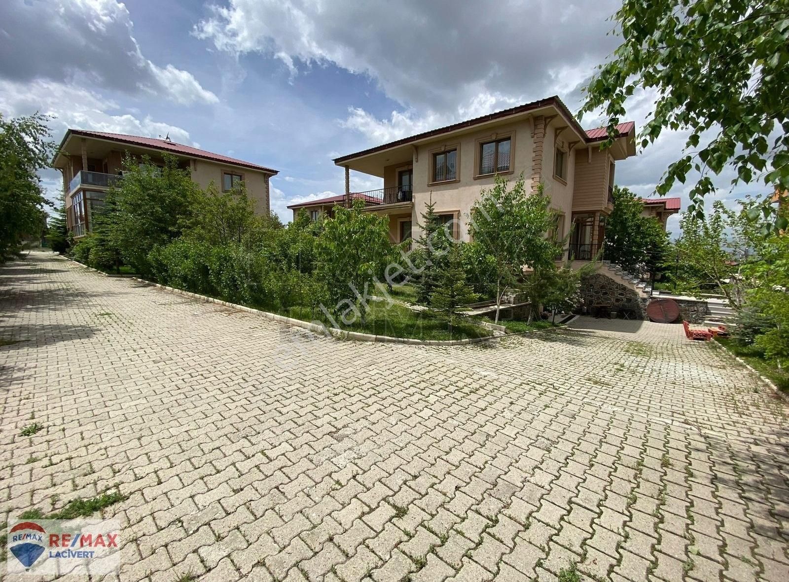 Palandöken Yunusemre Satılık Villa Re/max Lacivert'ten Kayakyolu'nda Satılık 7+1 Lüks Villa