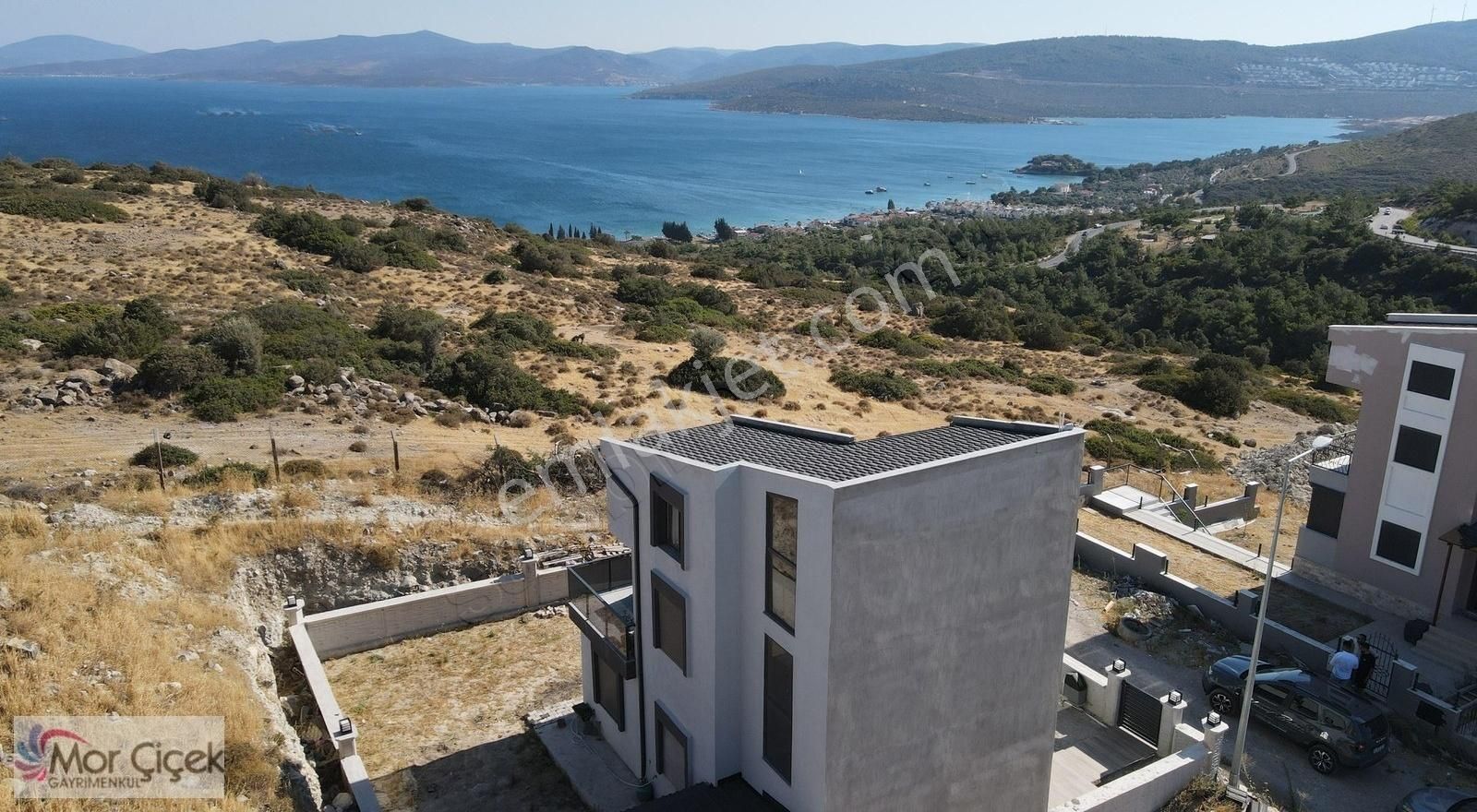 Karaburun Mordoğan Satılık Villa Morçiçek'ten Kamukent'te Sıfır Lüks Tripleks Villa...