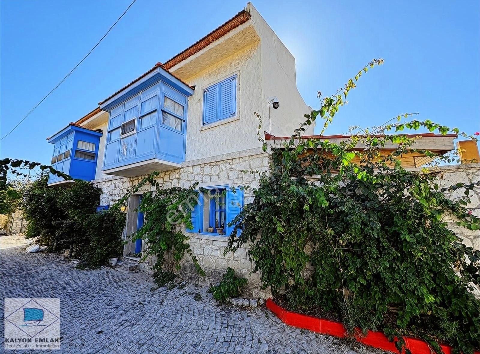 Çeşme Alaçatı Satılık Villa Alaçatı Merkezde Satılık Cumbalı Bahçeli Taş Ev