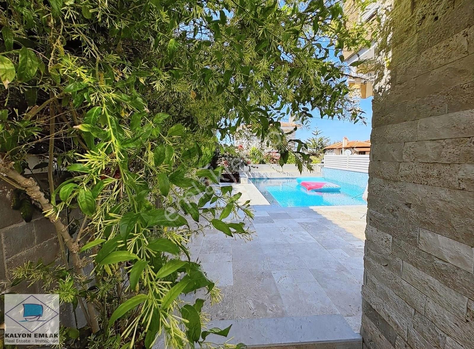 Çeşme Yalı Satılık Villa Çeşme Yalı'da Satılık Müstakil Havuzlu Masrafsız Villa