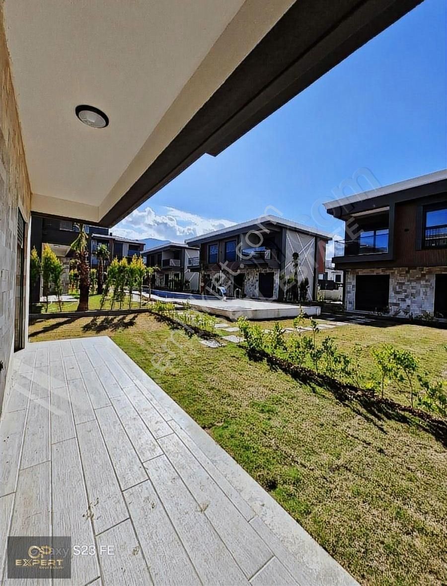 Kuşadası Davutlar Satılık Villa Davutlarda Tek Müstakil 3+1 Deniz Manzaralı Site İçi Villa