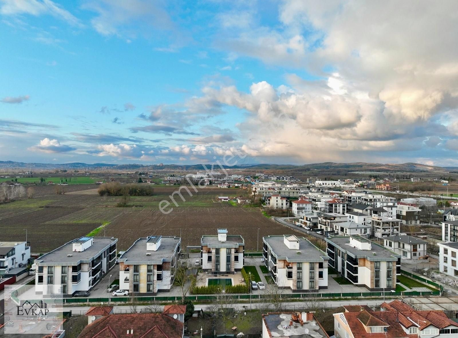 Serdivan Yazlık Satılık Daire Yazlık Safir Konaklarında Havuz Başında 3 Cepheli Satılık Daire