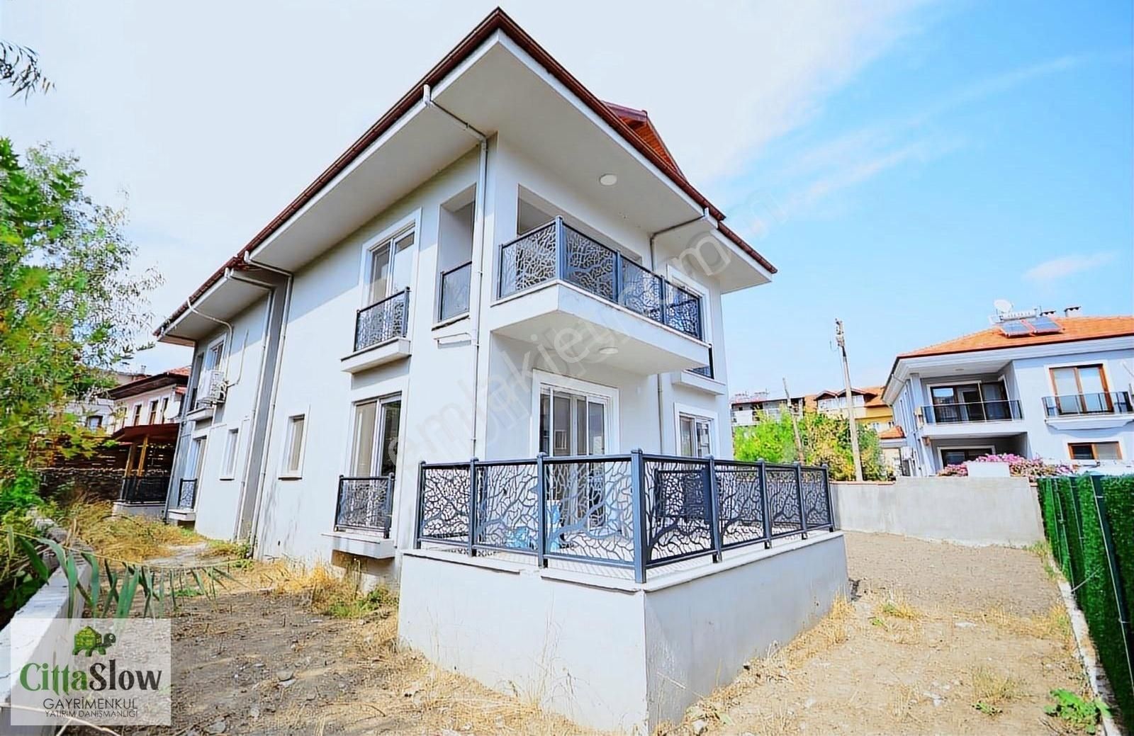 Köyceğiz Gülpınar Satılık Villa Cittaslow'dan Gülpınar'da Göle 75m Lüks 5+1 Satılık Villa