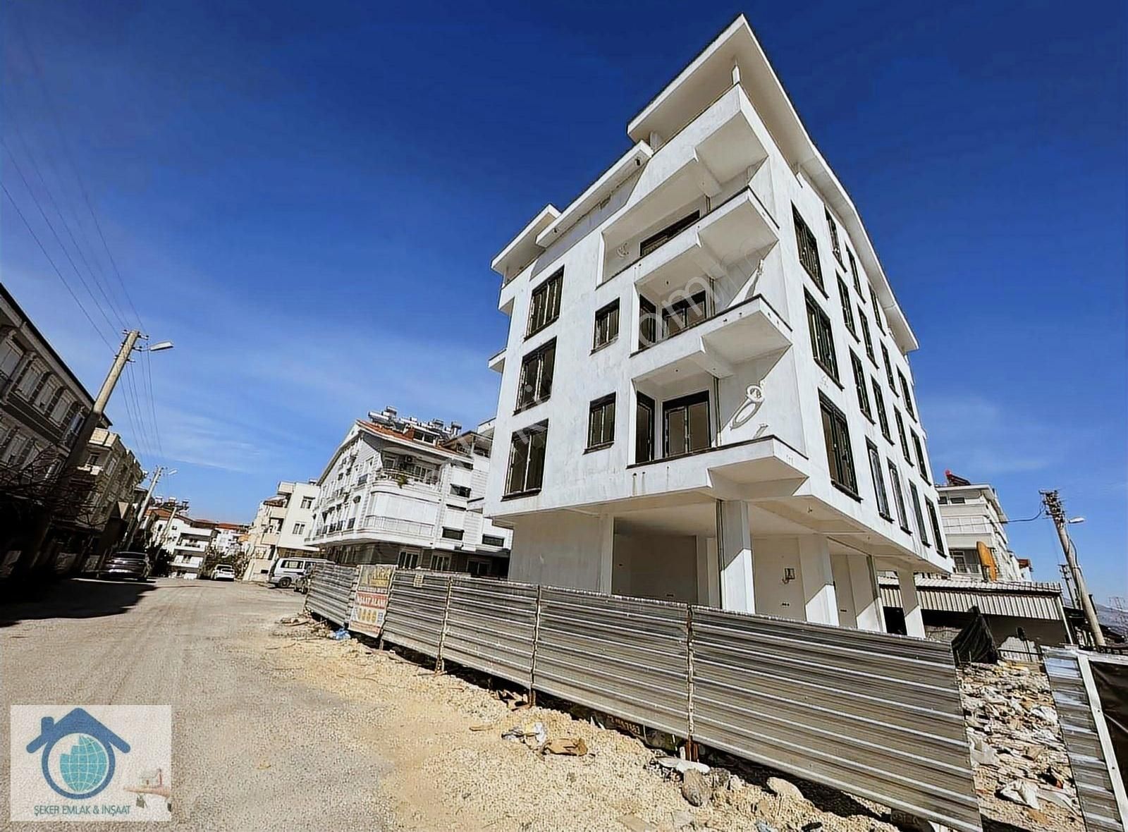 Sarılarda Ana Yol Üstü 2+1 Asansörlü Köşe Güney Batı Cephe