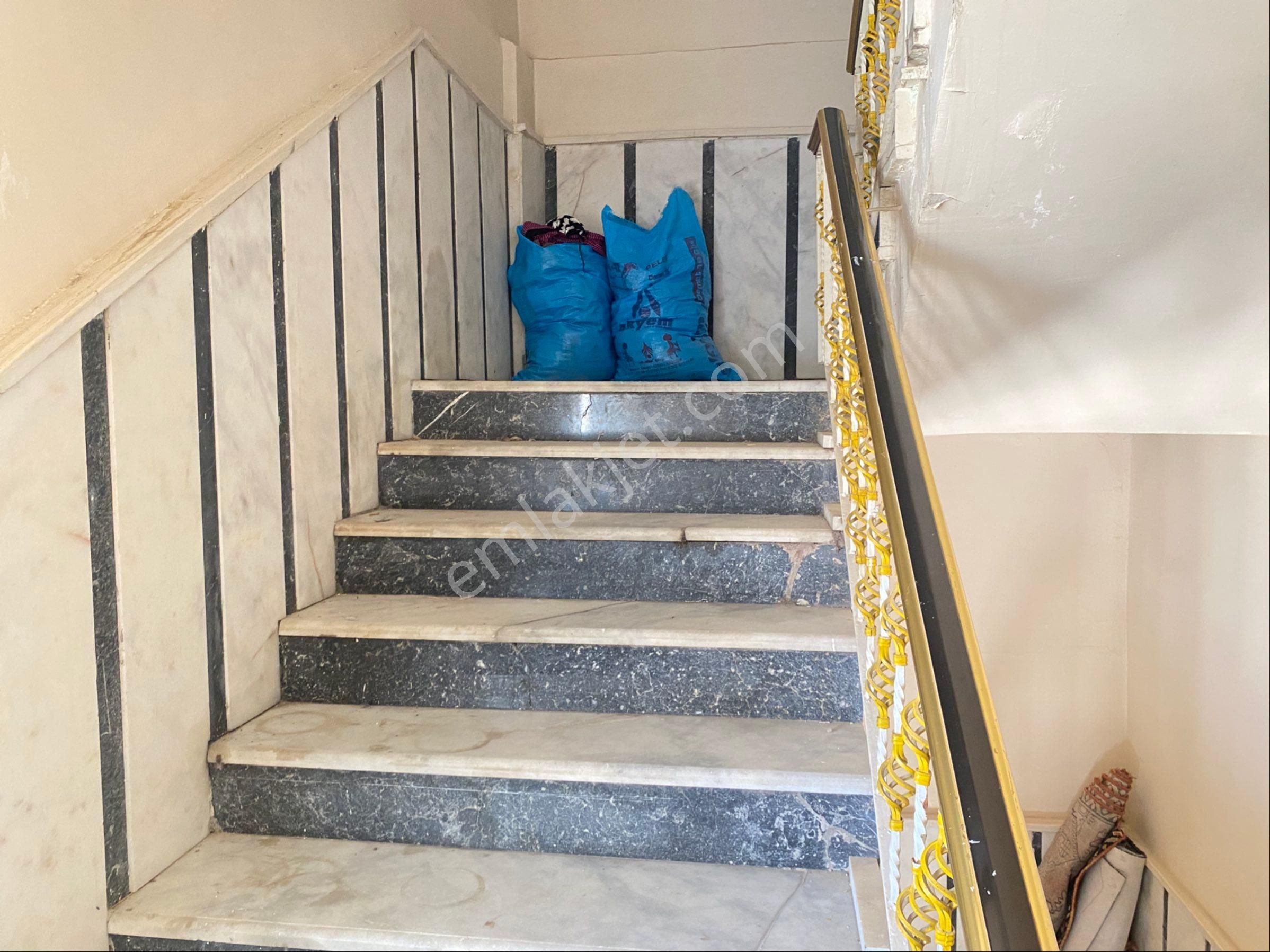 Dinamikten Satlık 800 Metre Bahçeli 3 Katlı Ev - Görsel 6