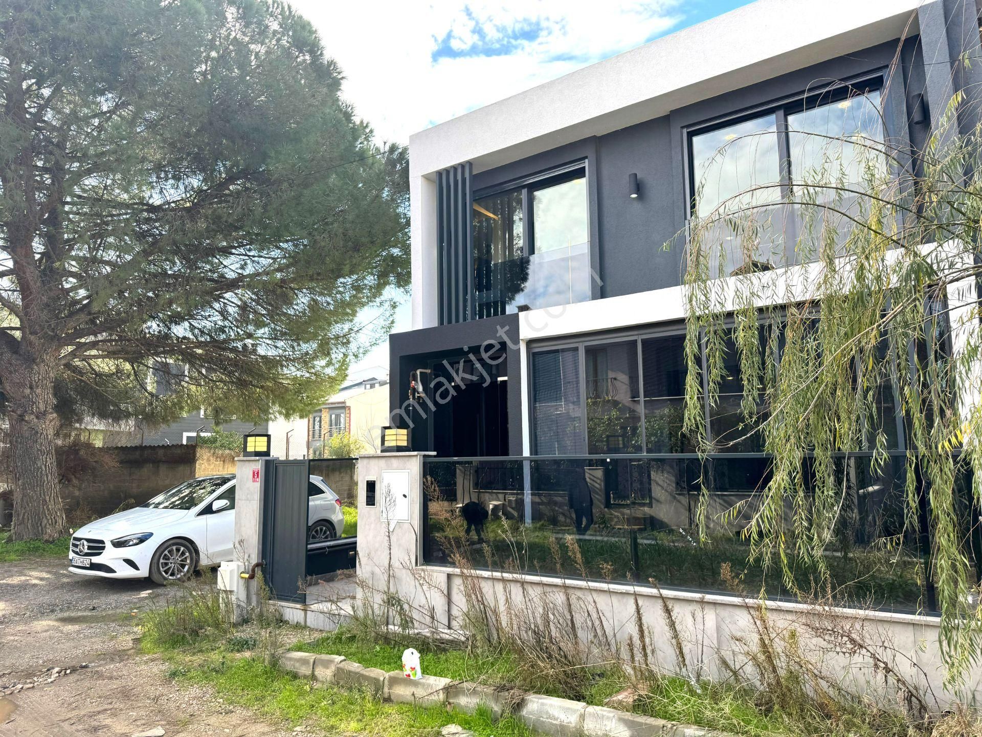 Edremit Hamidiye Satılık Villa Hamidiye'de Özel Tasarımlı,jakuzili,yeni Nesil,5+1müstakil Villa