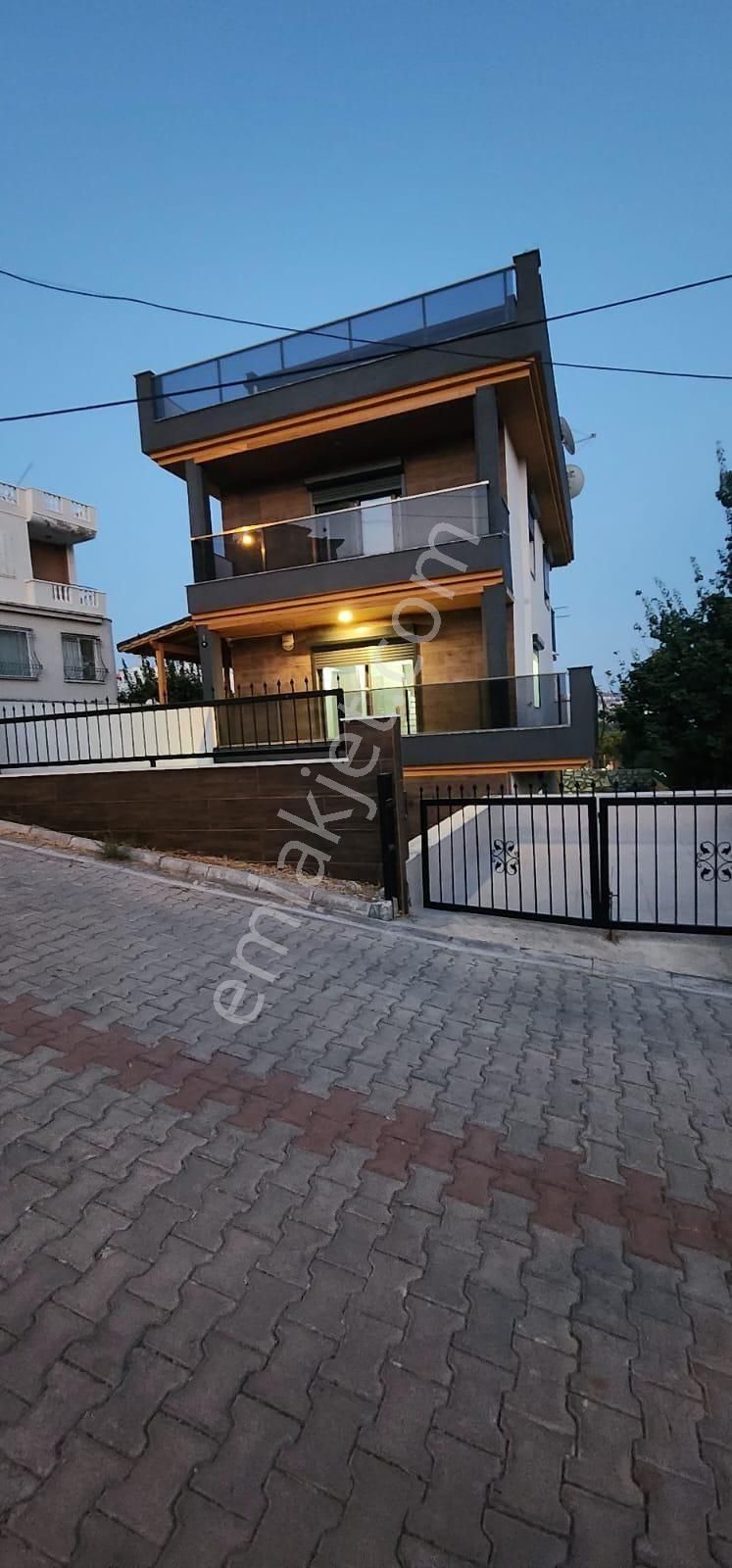 Kuşadası Yavansu Satılık Villa Kuşadası Yavansu Mevkiinde 5+2 200m2 Özel Havuzlu Ve Garajlı Deniz Manzaralı Villa