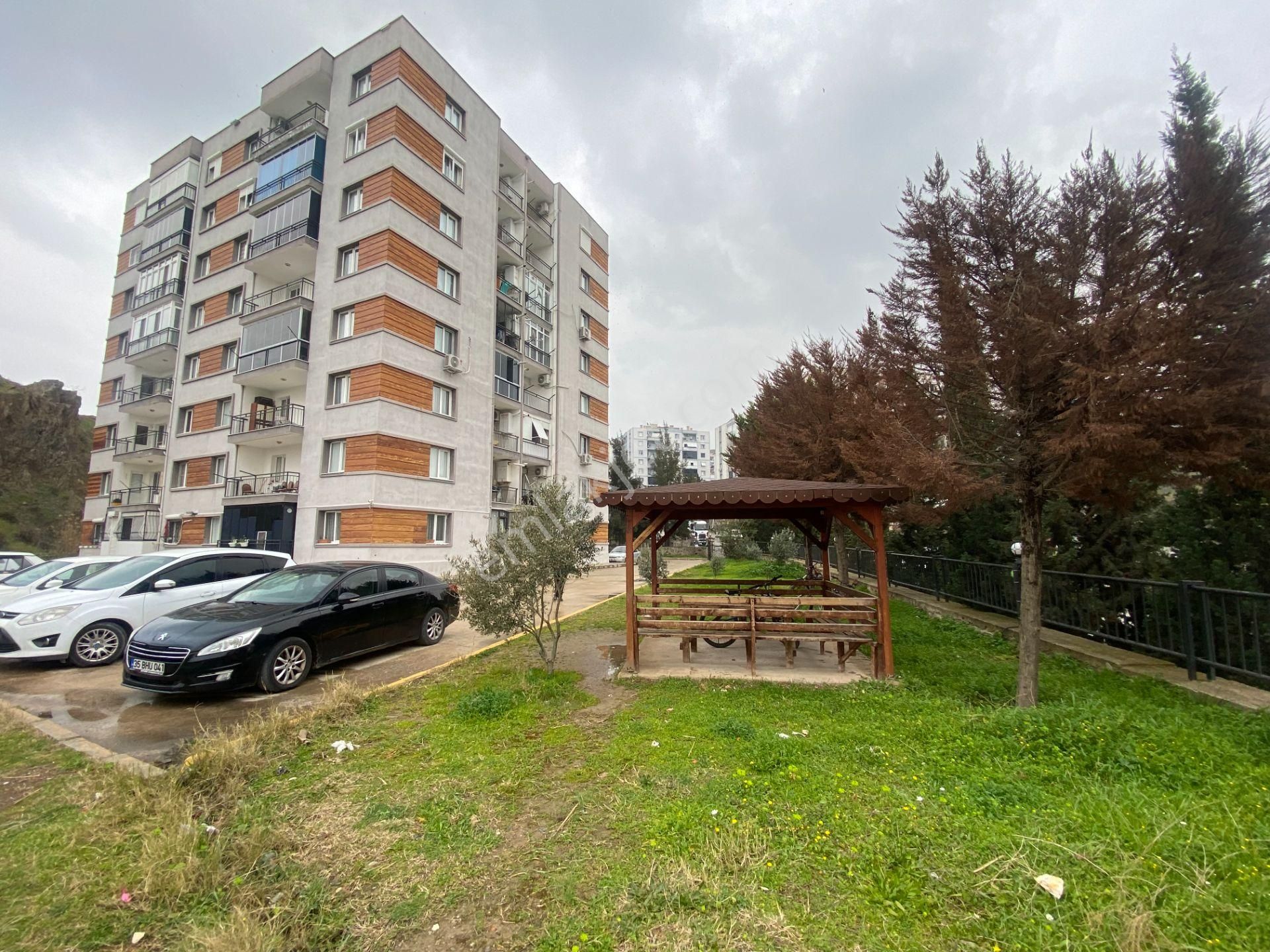 Çiğli Cumhuriyet Satılık Daire Çiğli Acil Satılık 3+1 Daire Cumhuriyet Mah. Sitede İçinde 127m2