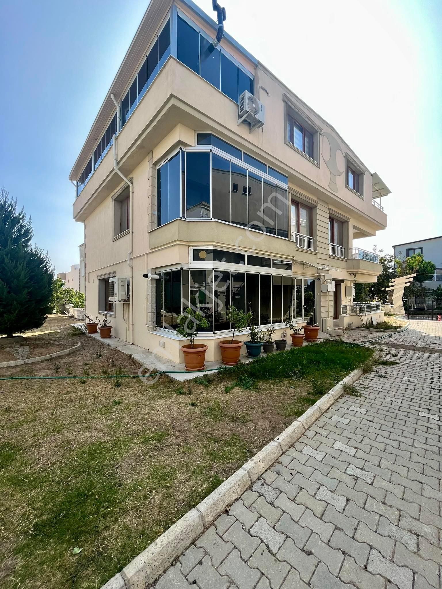 Aliağa Yenişakran Satılık Villa Şakran'da Denize 150 Mt , 6+1 Satılık Tripleks