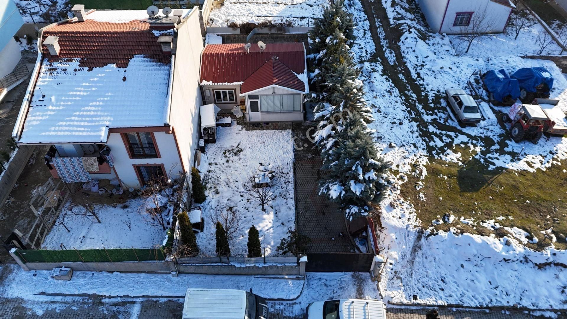 Tokat Merkez Bedestenlioğlu Satılık Konut İmarlı Vadi Emlak'tan Bedesten Mahallesi'nde Prefabrik Evi Olan Satılık Arsa