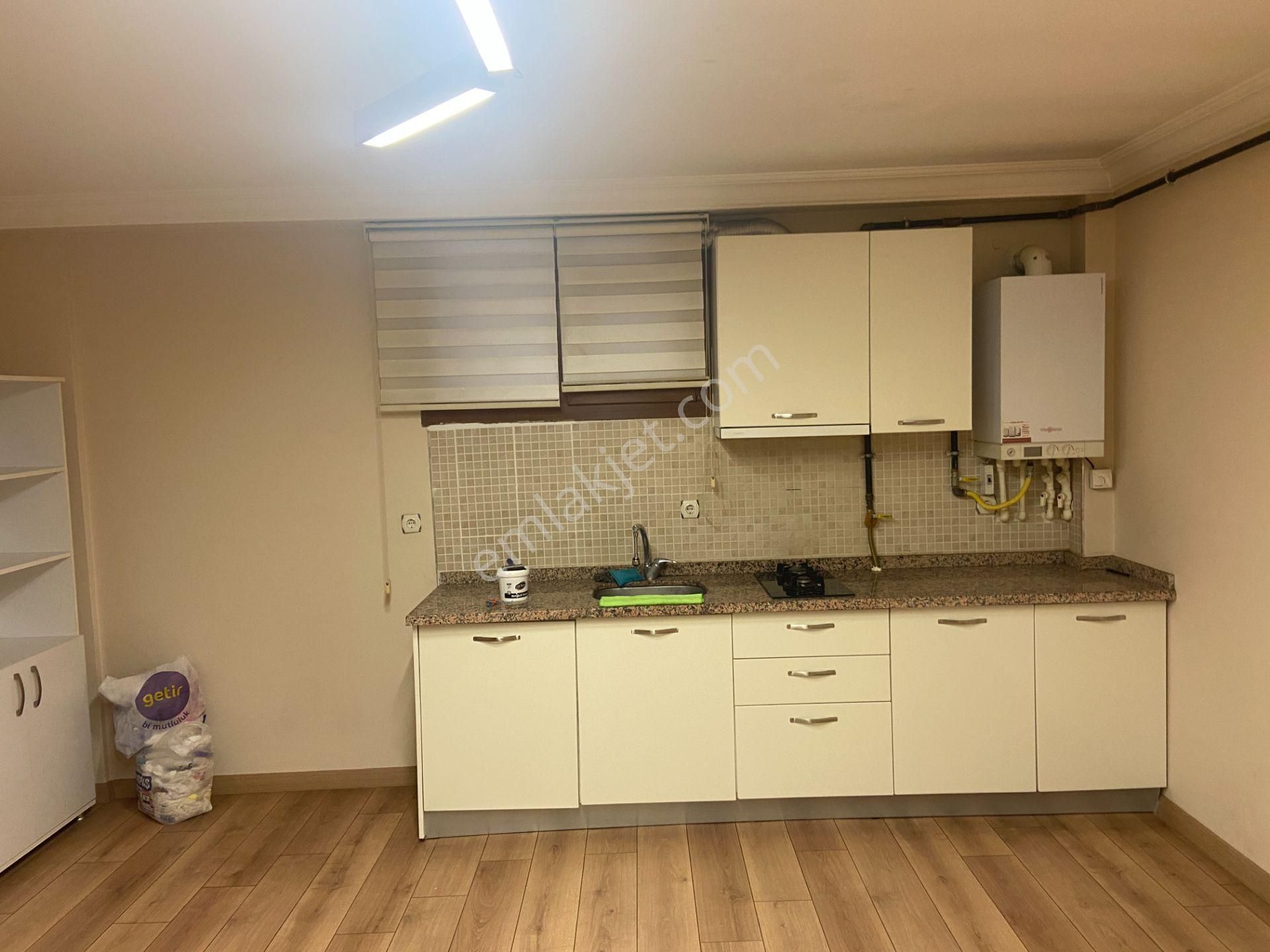 Ataşehir İçerenköy Metrobüse Yakın Kiralık Daire Çevik 'ten İçerenköy Mah. Kiralık Temiz 2+1 Daire.