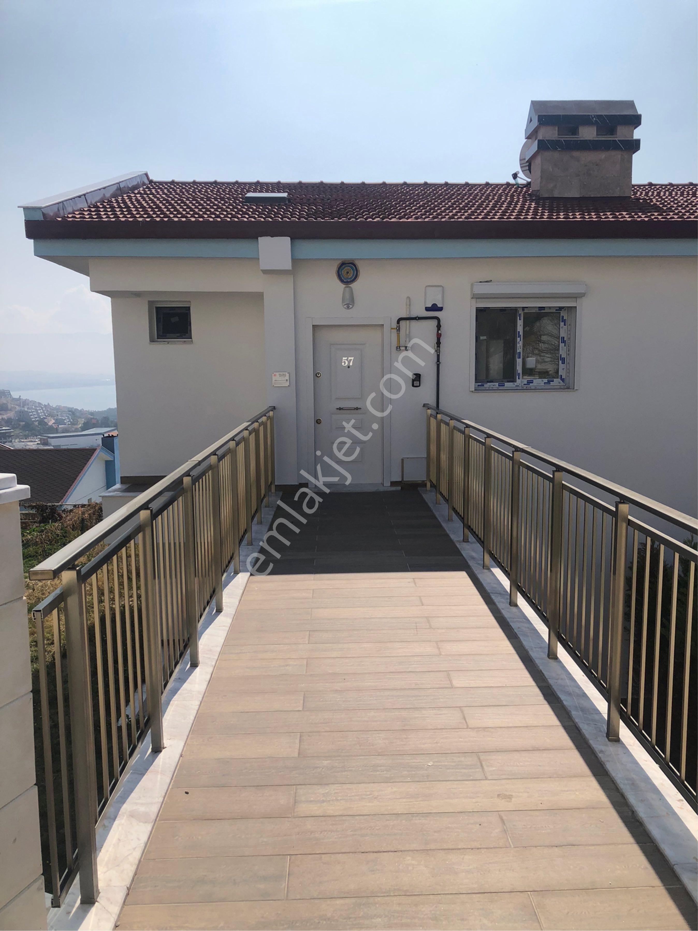 Aydın Kuşadası Kiralık Villa Kadınlardenizinde 3+1 Full Deniz Manzarlı Doğalgazlı Sıfır Dubleks Villa