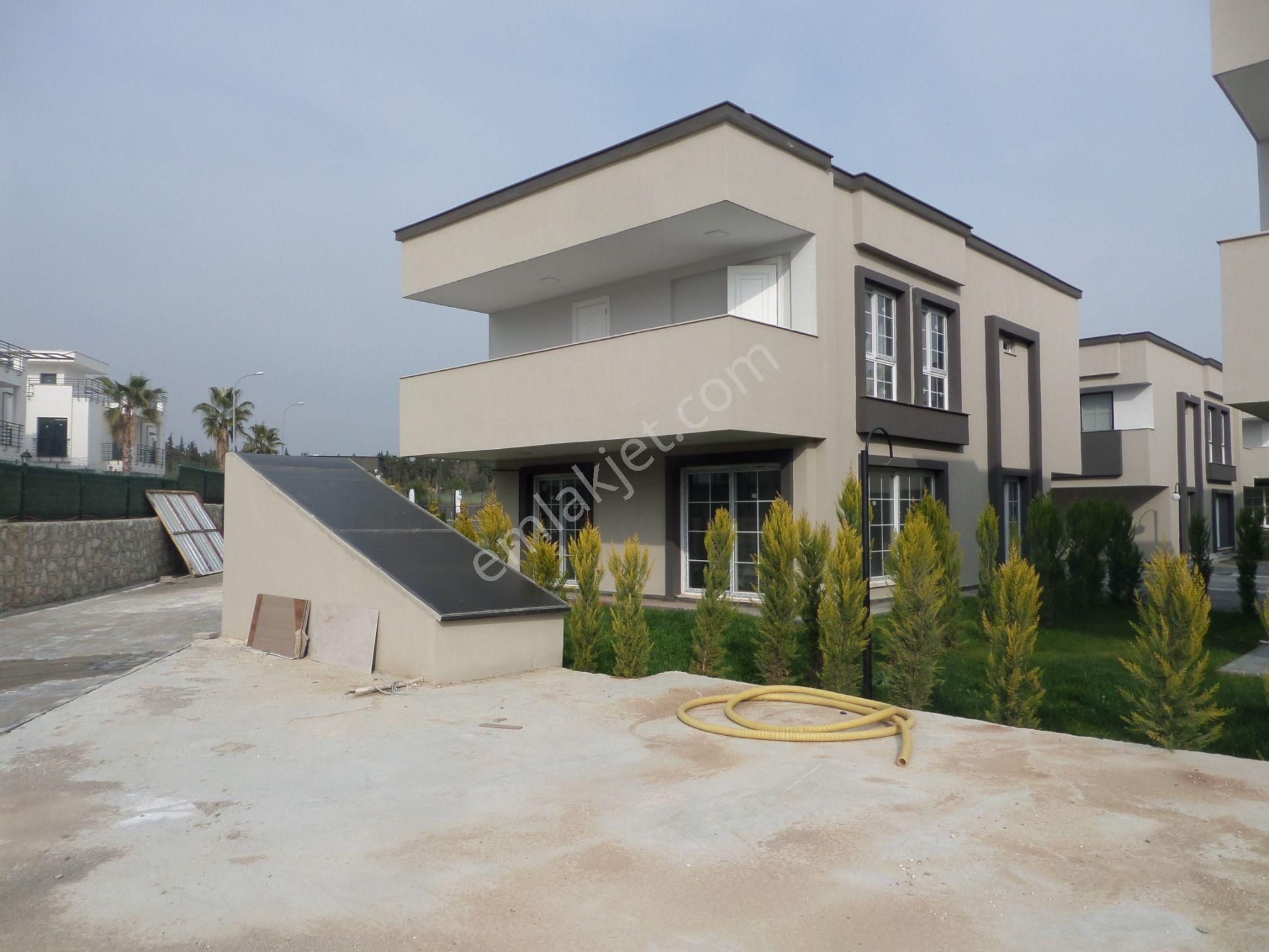 Çukurova Kabasakal Satılık Villa Kabasala Mezarlığı Batısında Site İçinde 4 Cepheli Bağımsız Villa