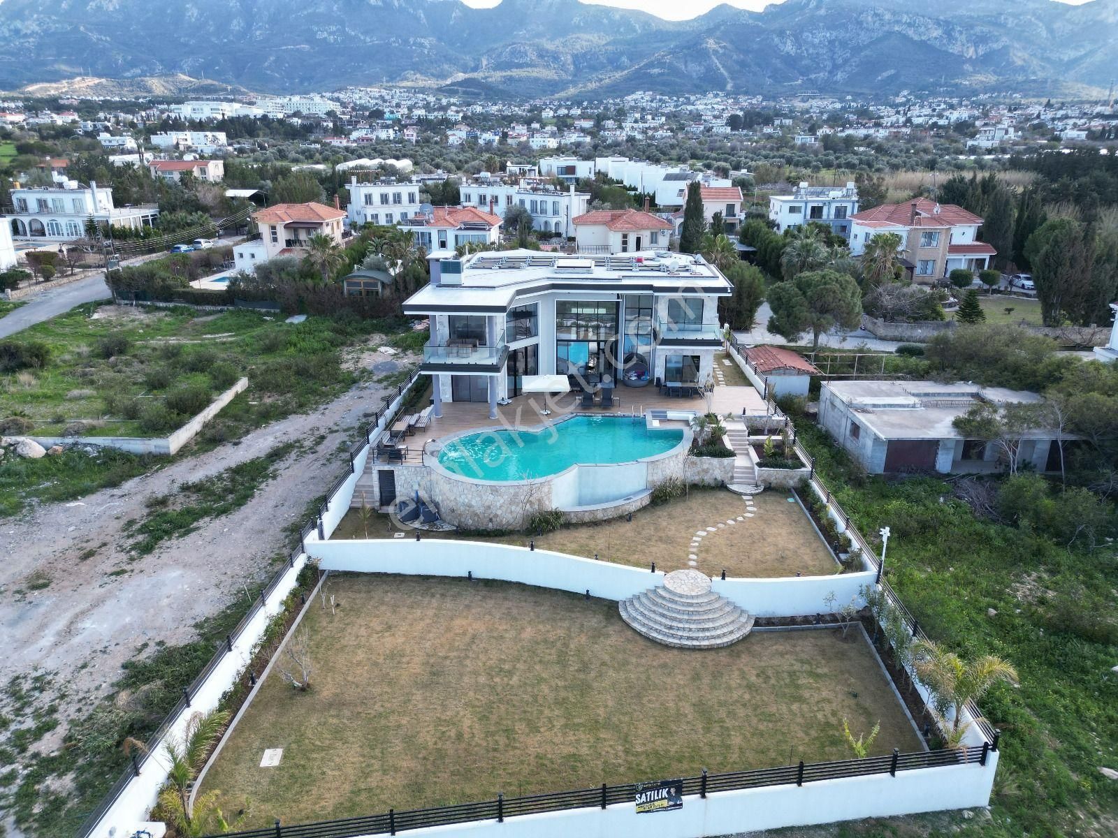 Girne Çatalköy'de Denize Sıfır Tek Yetkili Satılık 5+1 Premium Villa !!! - Görsel 2