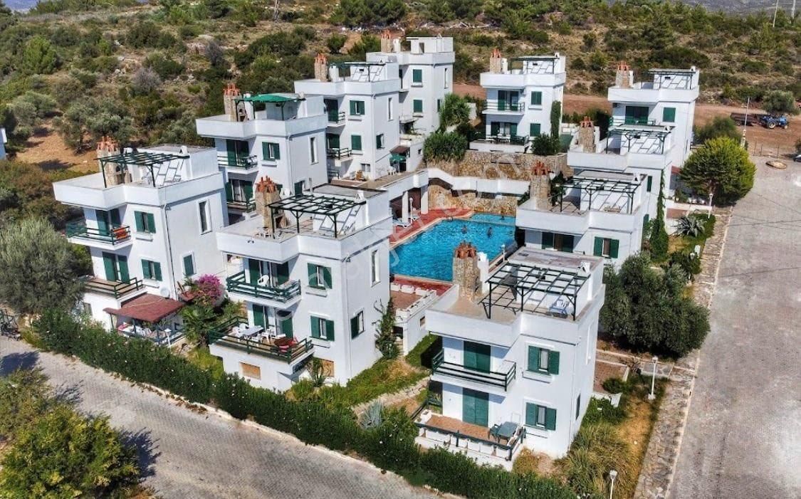 İzmir Çeşme Site İçerisinde Satılık Villa Alya Gayrimenkul Çeşme Germiyanda 3+1 Havuzlu Villa