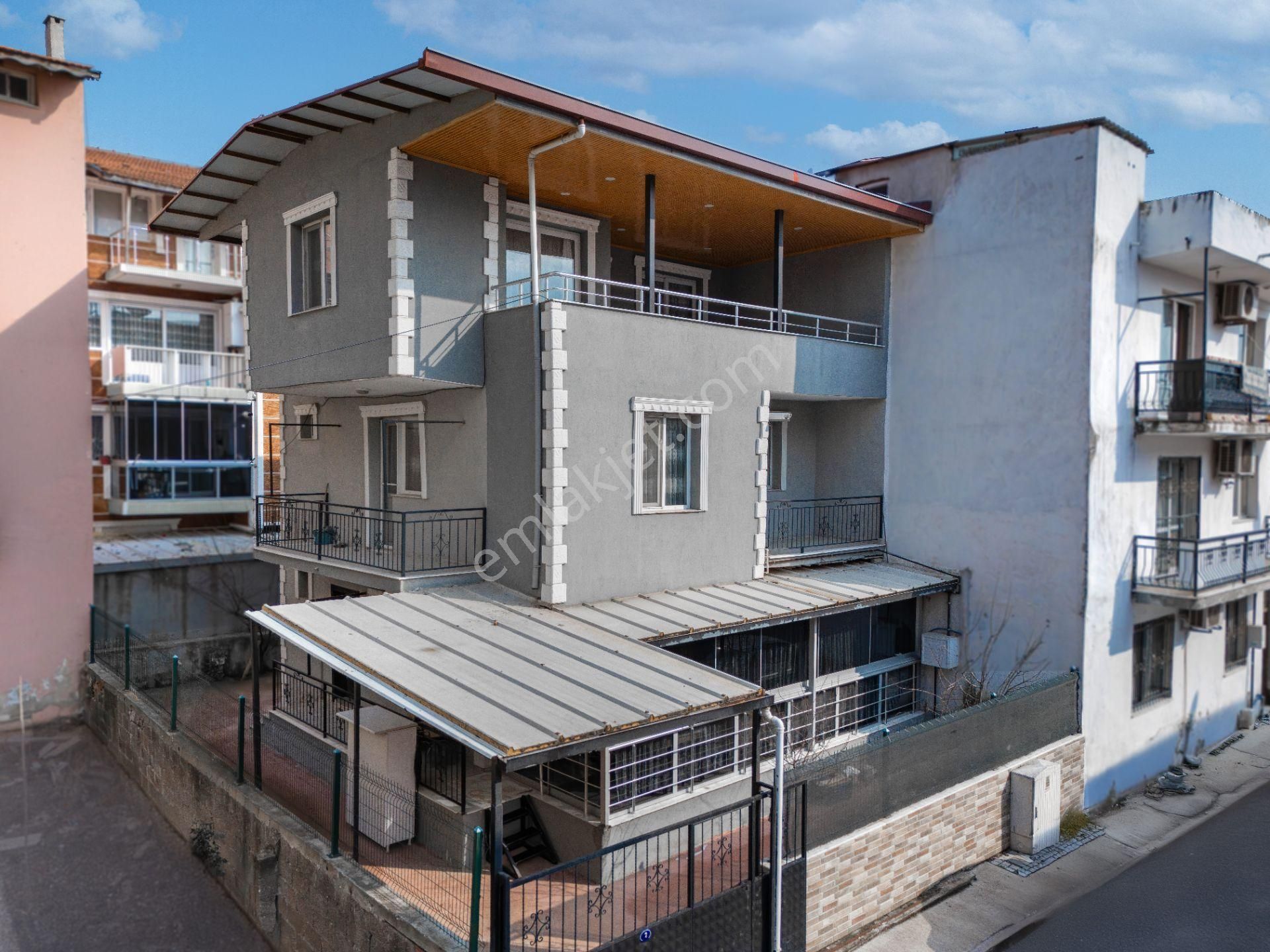 İzmir Menderes Denize Sıfır Satılık Villa Menderes Merkez'de Satılık 6+1 Tripleks Villa