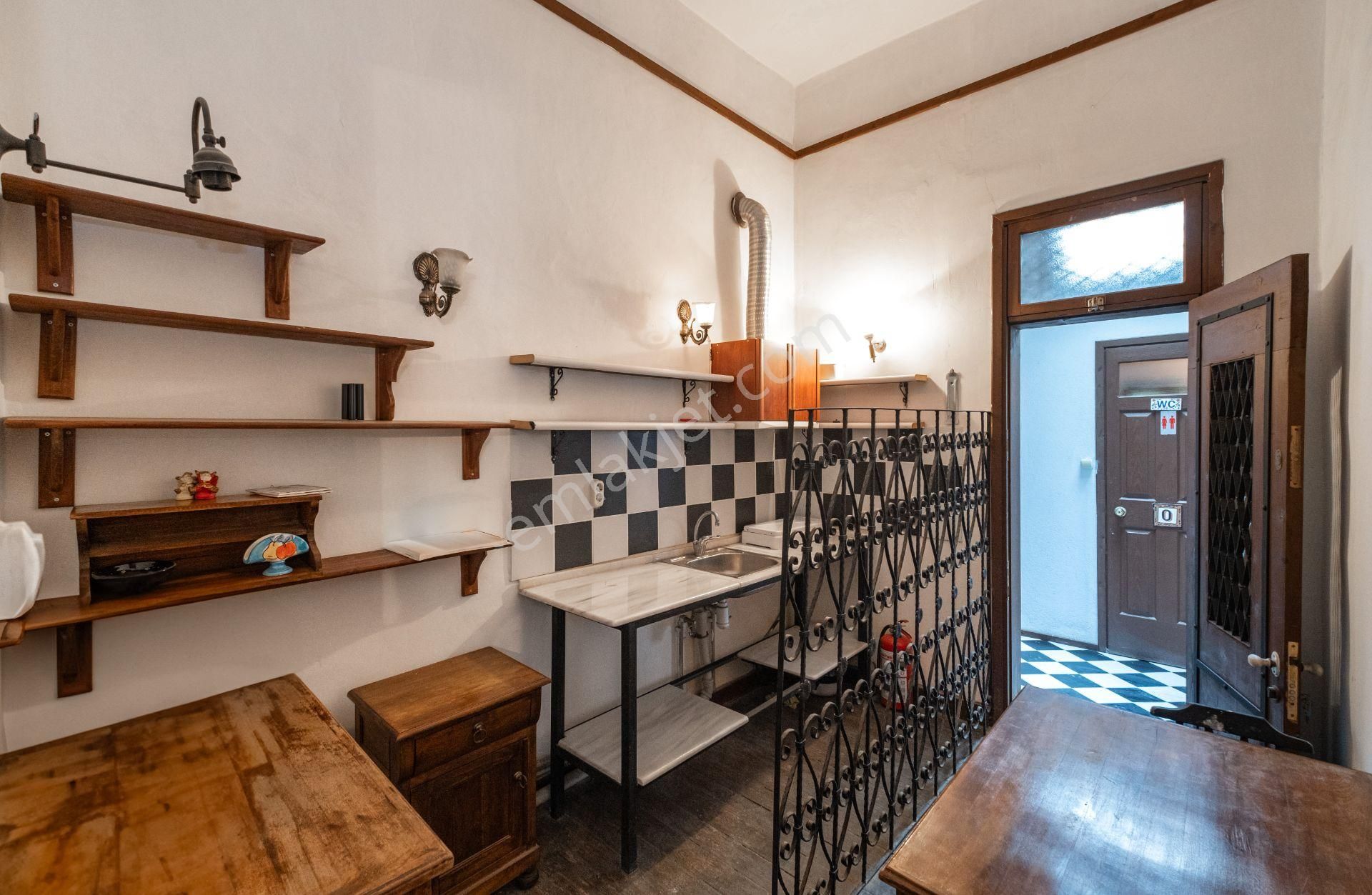 Karşıyaka'nın Merkezinde Müstakil Satılık Köşk - Görsel 21