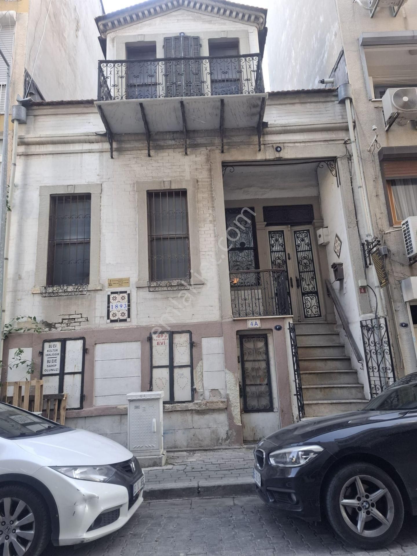 Karşıyaka'nın Merkezinde Müstakil Satılık Köşk