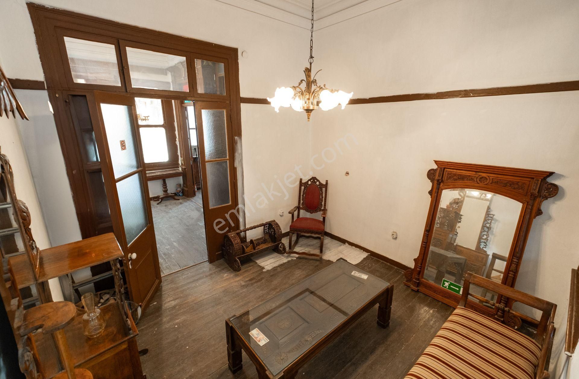 Karşıyaka'nın Merkezinde Müstakil Satılık Köşk - Görsel 8