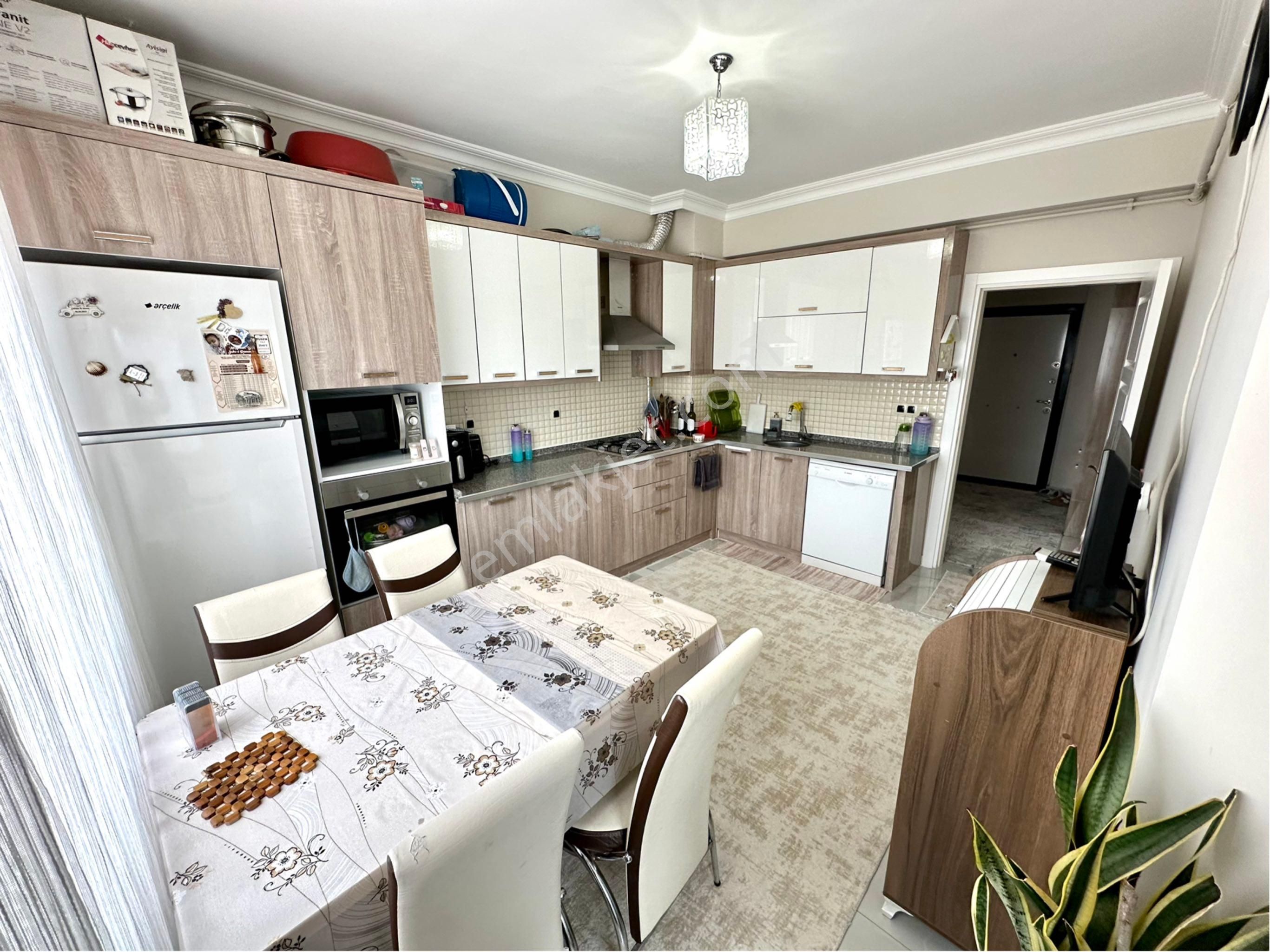 Yenişafakta Asansörlü Arakat 2 Balkonlu 120 M2 2+1 Daire - Görsel 2