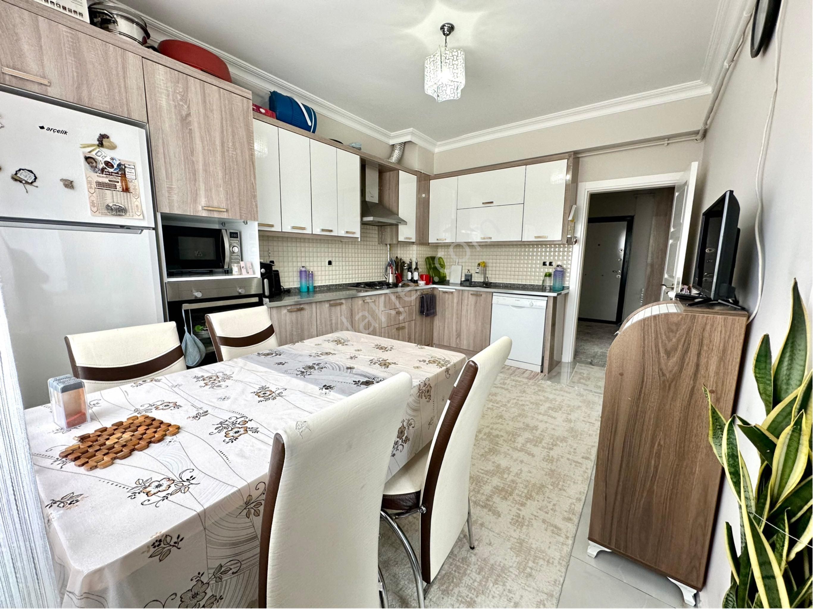 Yenişafakta Asansörlü Arakat 2 Balkonlu 120 M2 2+1 Daire - Görsel 9