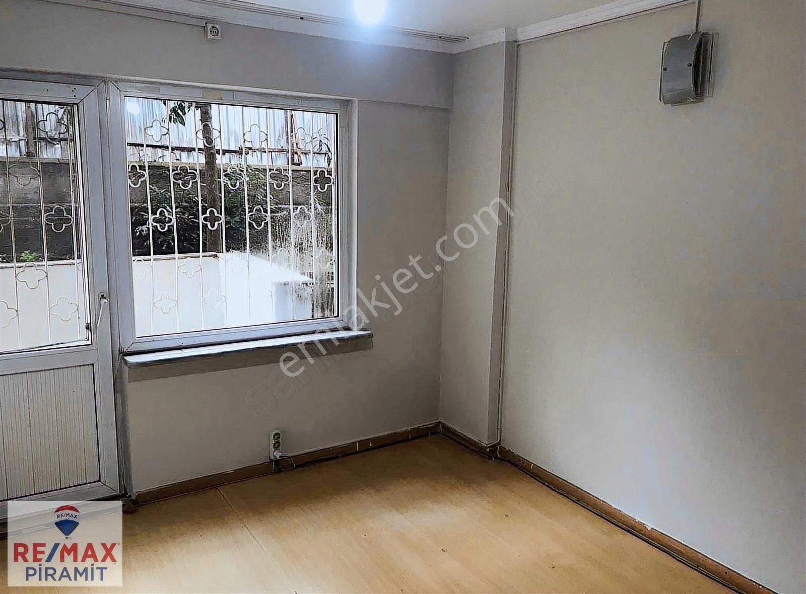 Kadıköy Acıbadem Kiralık Daire Acıbadem Zeamet Sokakta Geniş Balkonu Olan 3+1 Kiralık